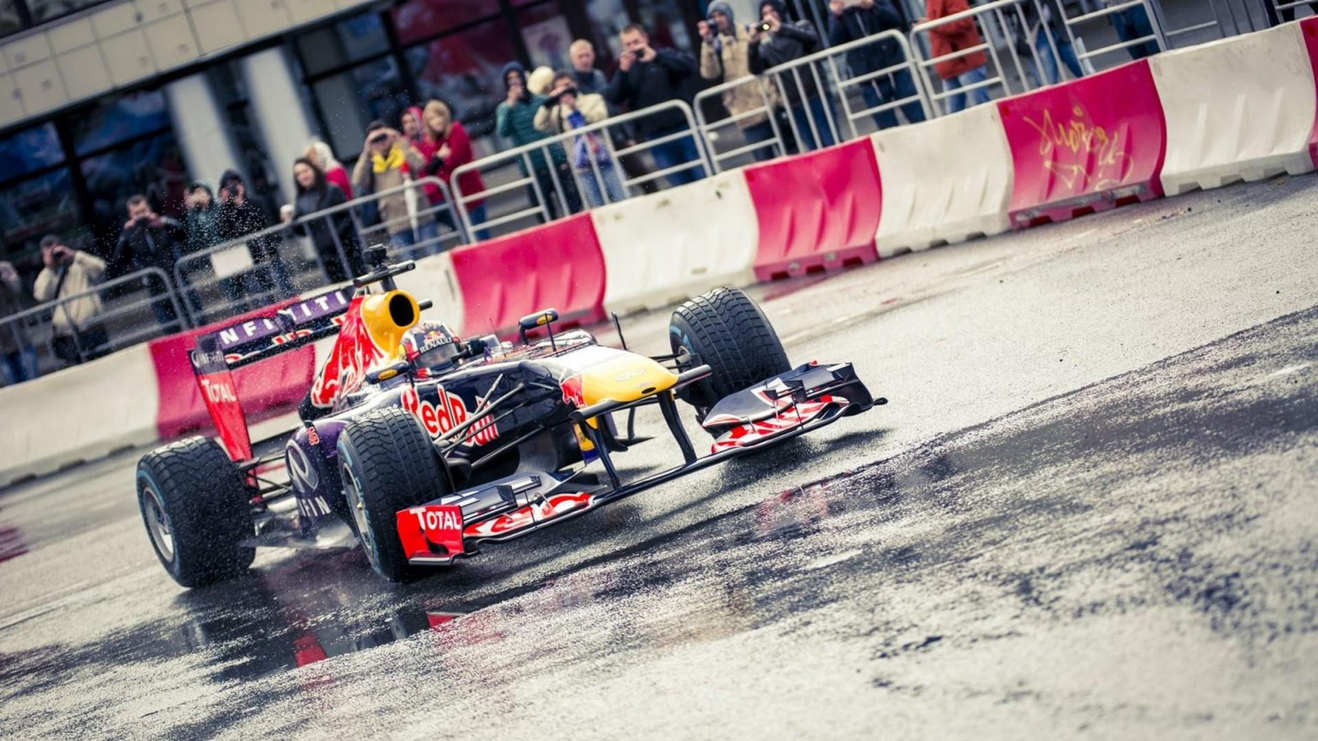 F1: Daniil Kvyat and Red Bull star in Formula 1 Russian city demo