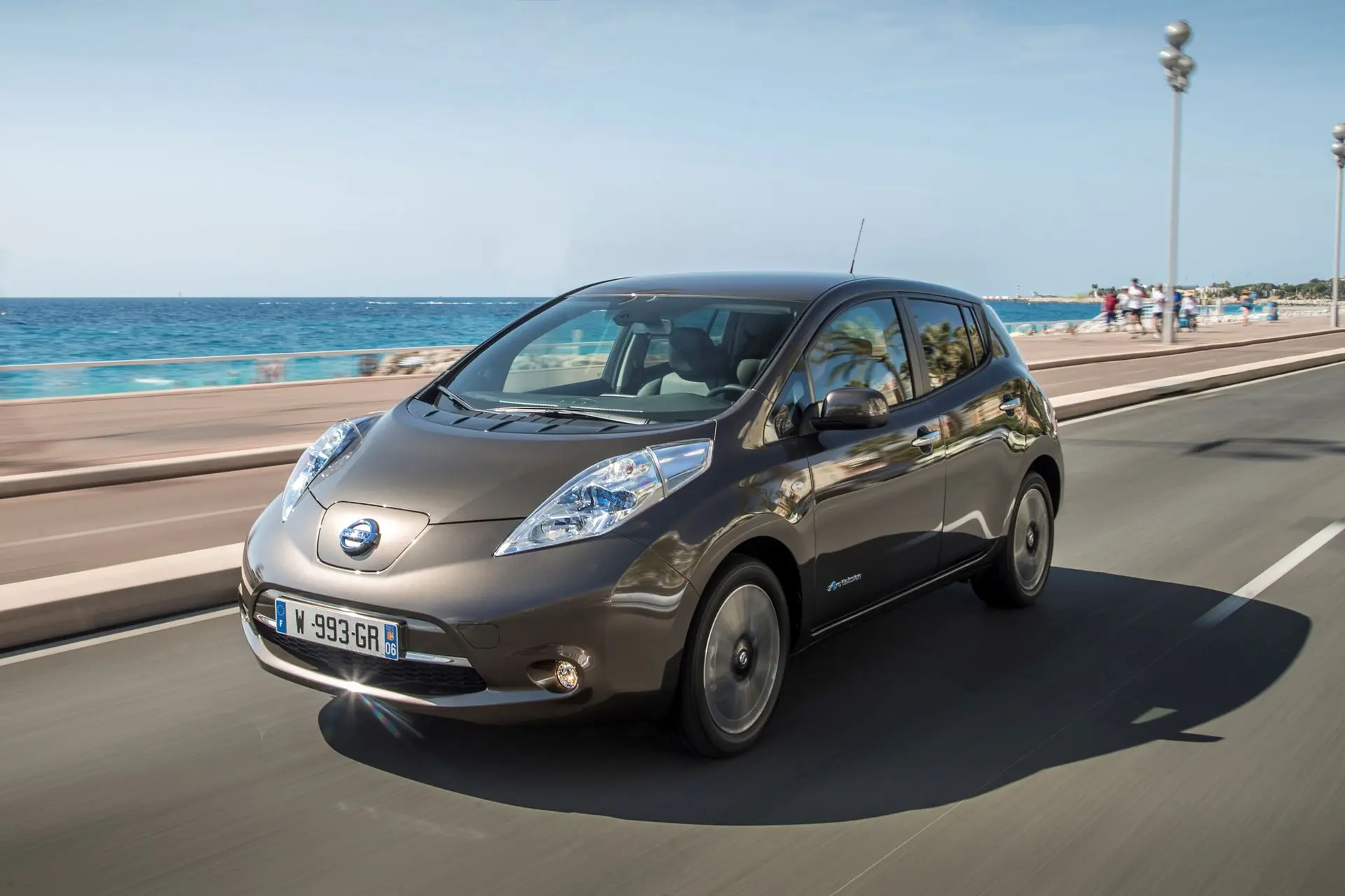 2016 NISSAN LEAF 30 kWh delivers 250 km range