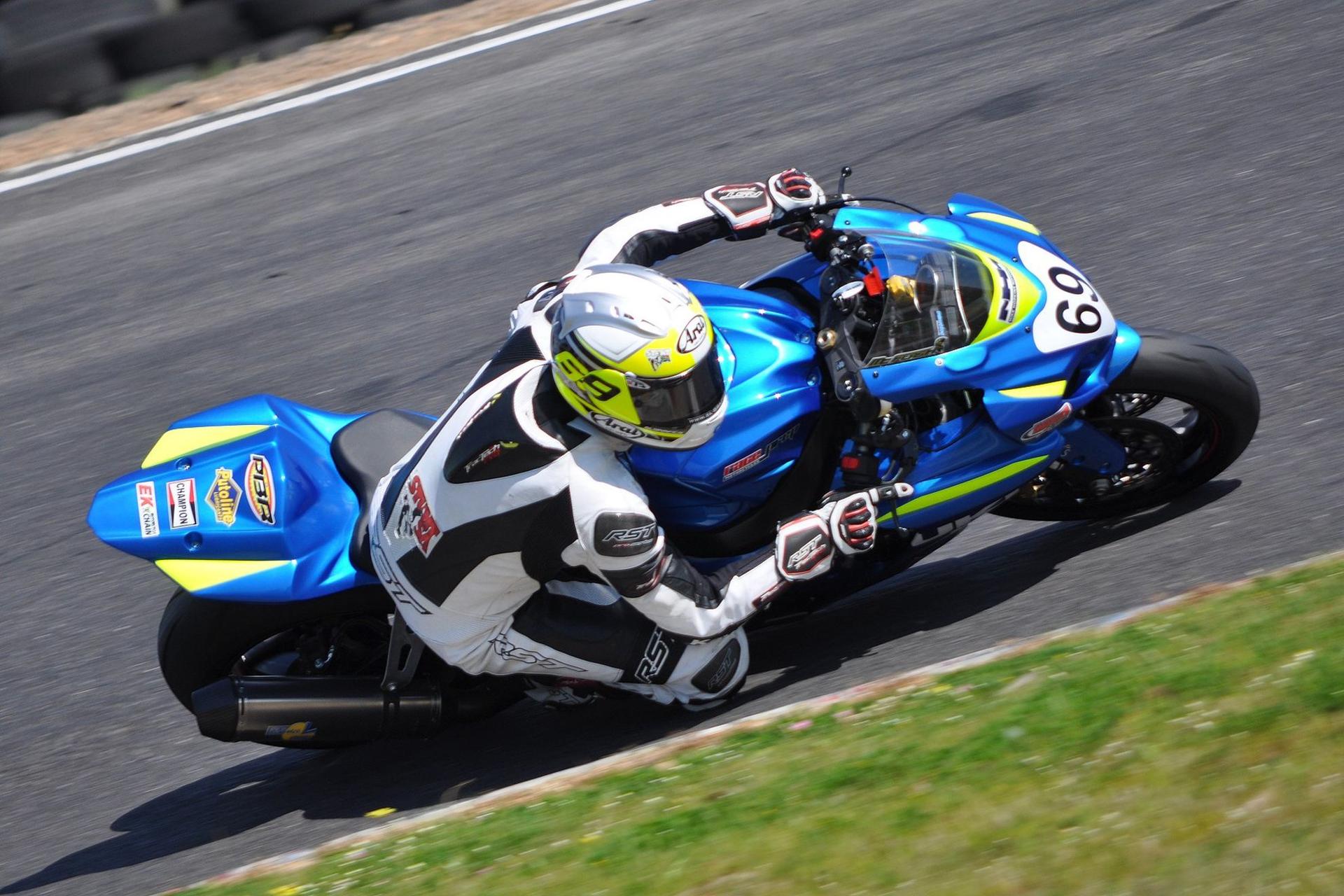 SUZUKI SUPERBIKE NEWBIE TAKES CONTROL IN DEBUT RACE