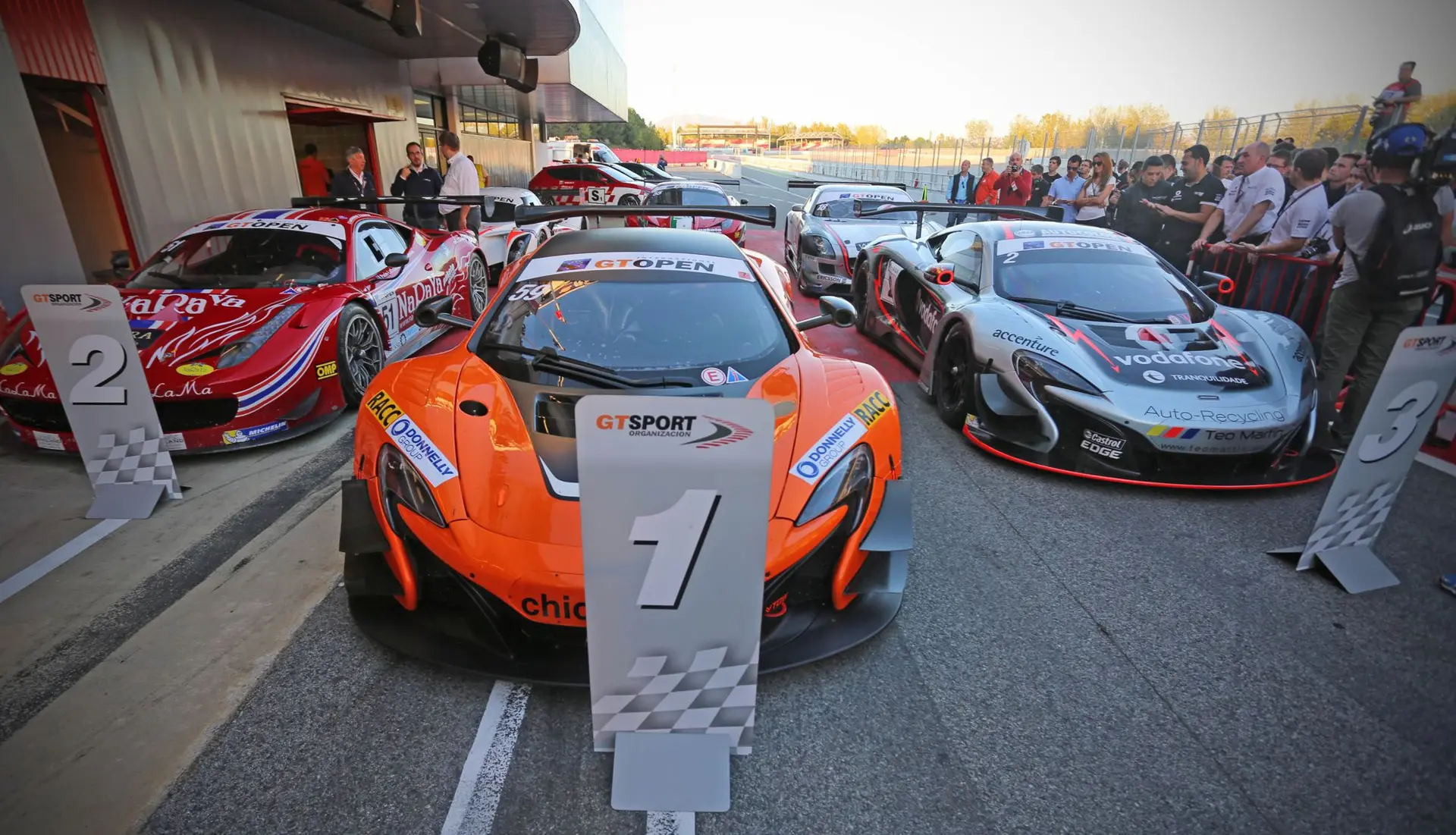 McLAREN GT FACTORY DRIVER ROB BELL HELPS SECURE VICTORY IN THE HEAT OF SEPANG