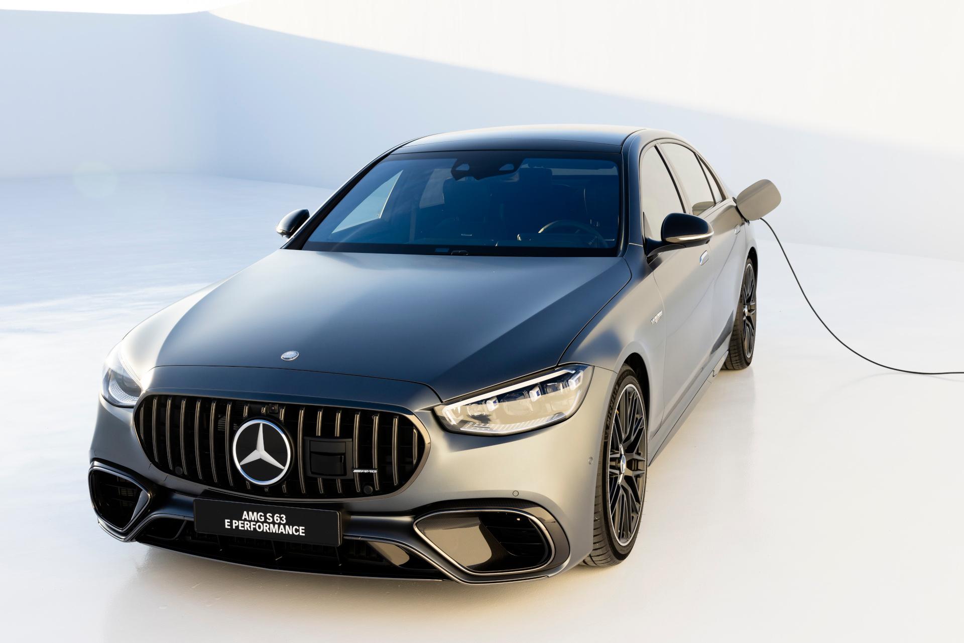 Perfect synthesis of comfort and dynamism with E PERFORMANCE – The S-Class from Mercedes-AMG