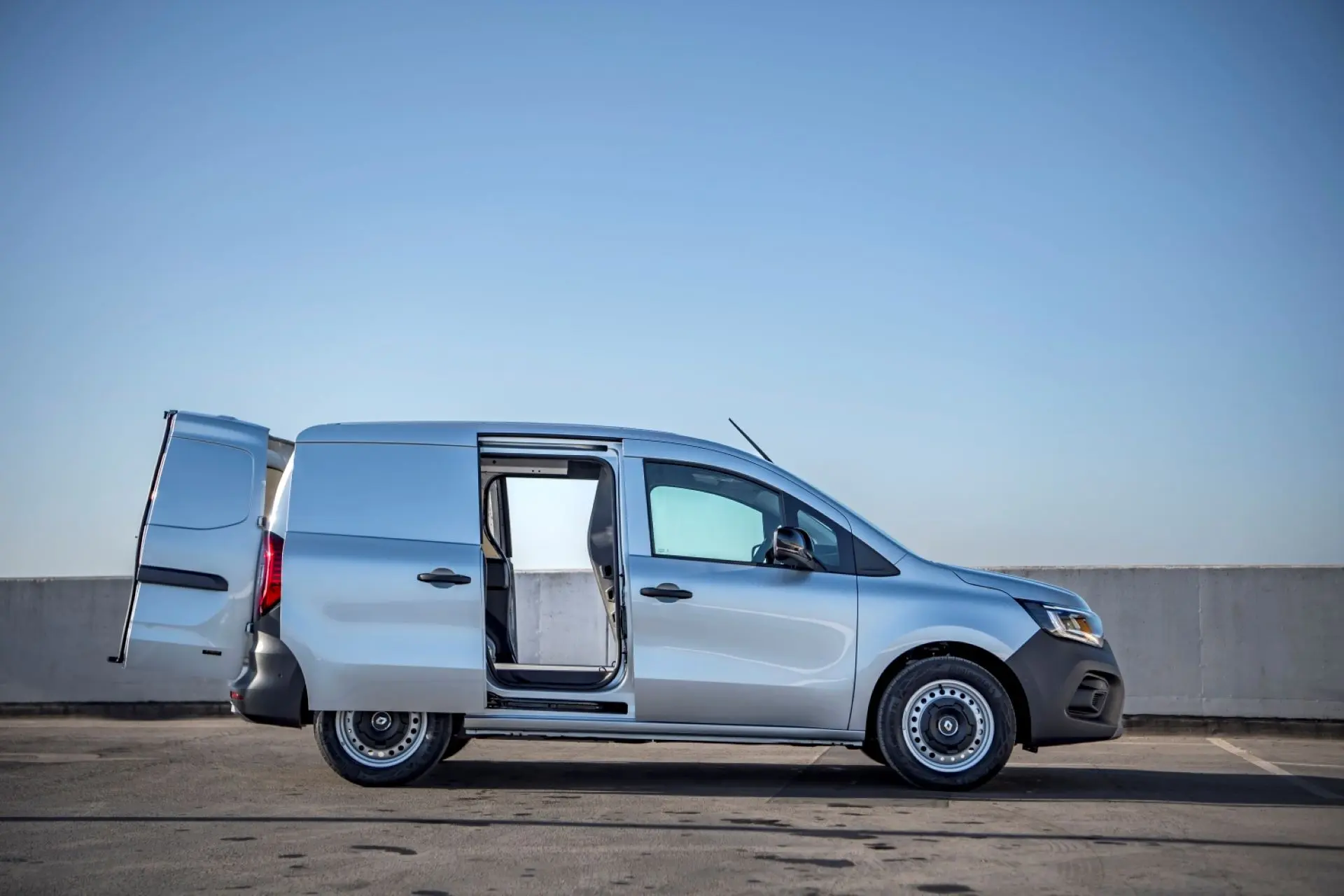 Renault Lcv Range Benefits From A Load Of New Standard Equipment At No Extra Cost 1