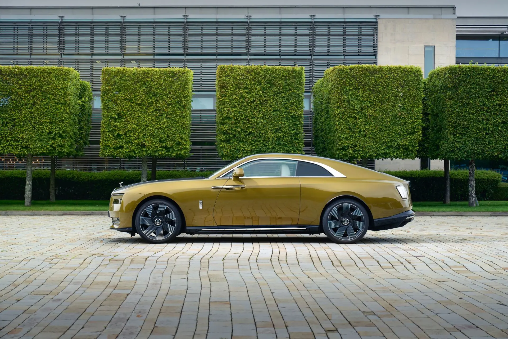 Rolls Royce Motor Cars Showcases Spectre At Salon Prive Concours D Elegance 1