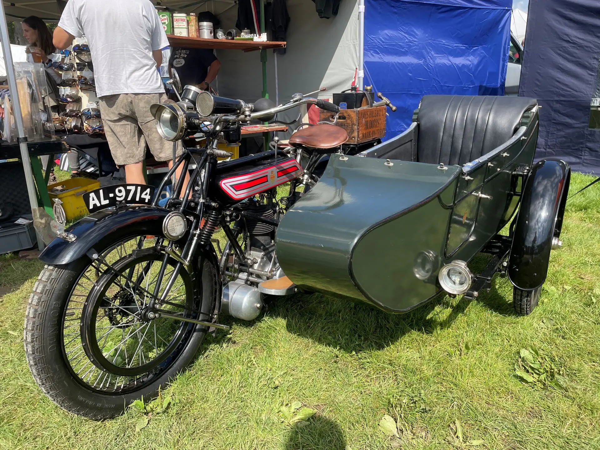 Expert Talks Top Buys And Sunshine At Beaulieu International Autojumble 1