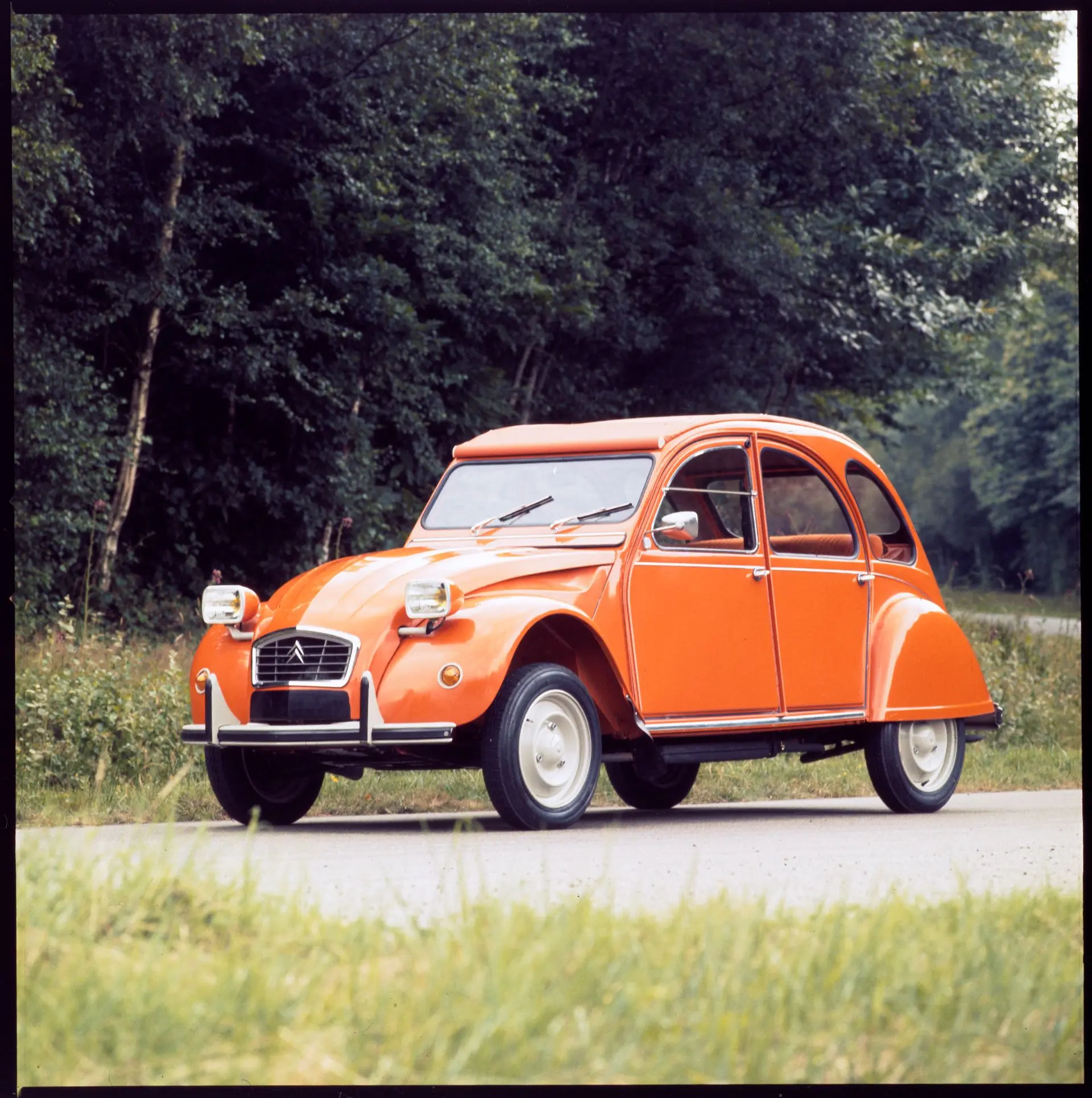 The 2 Cv Celebrates Its 75th Birthday Historic Iconic And Popular