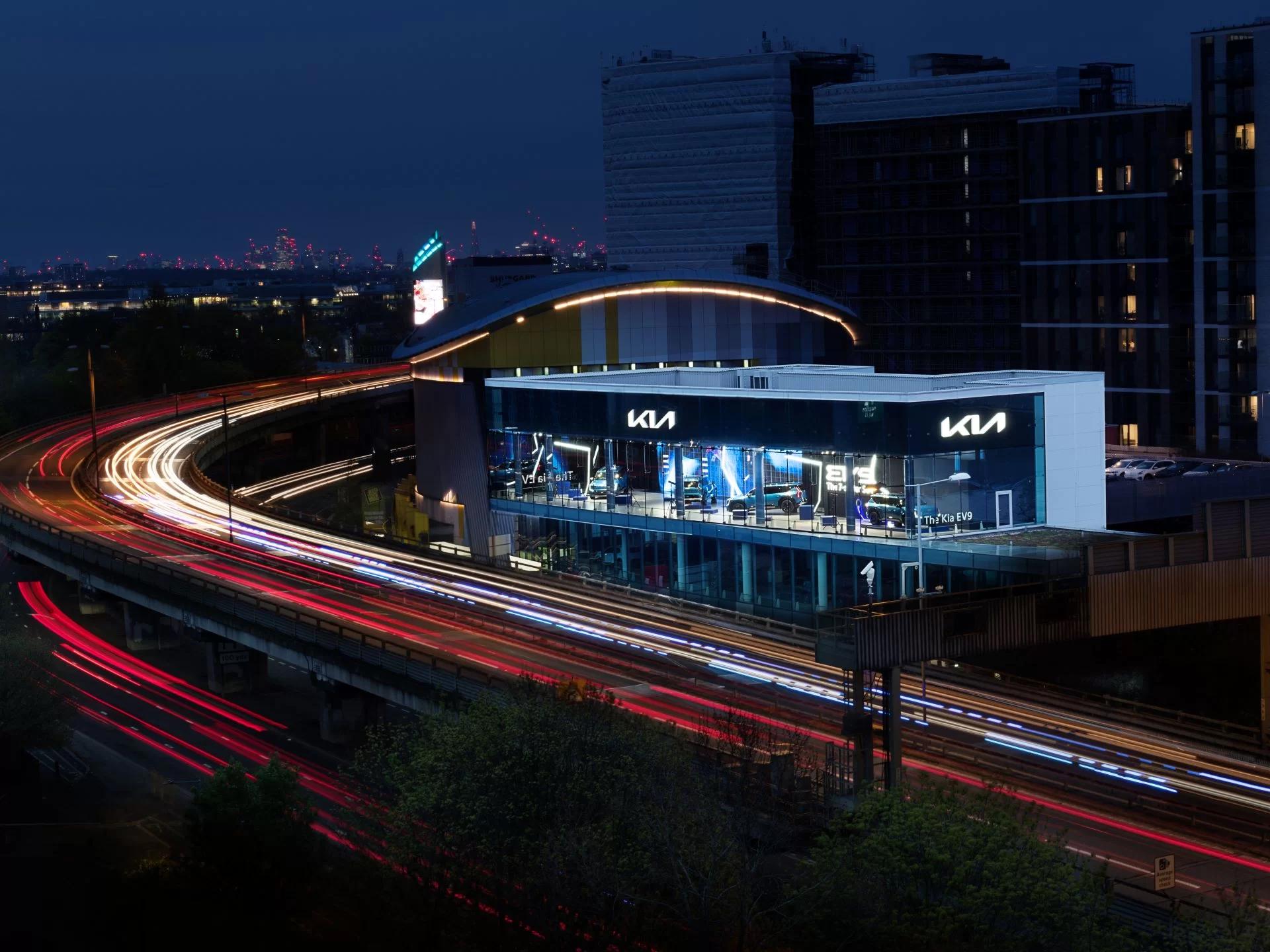 GWR Kia Debuts Spectacular EV9 Display Along M4 Corridor