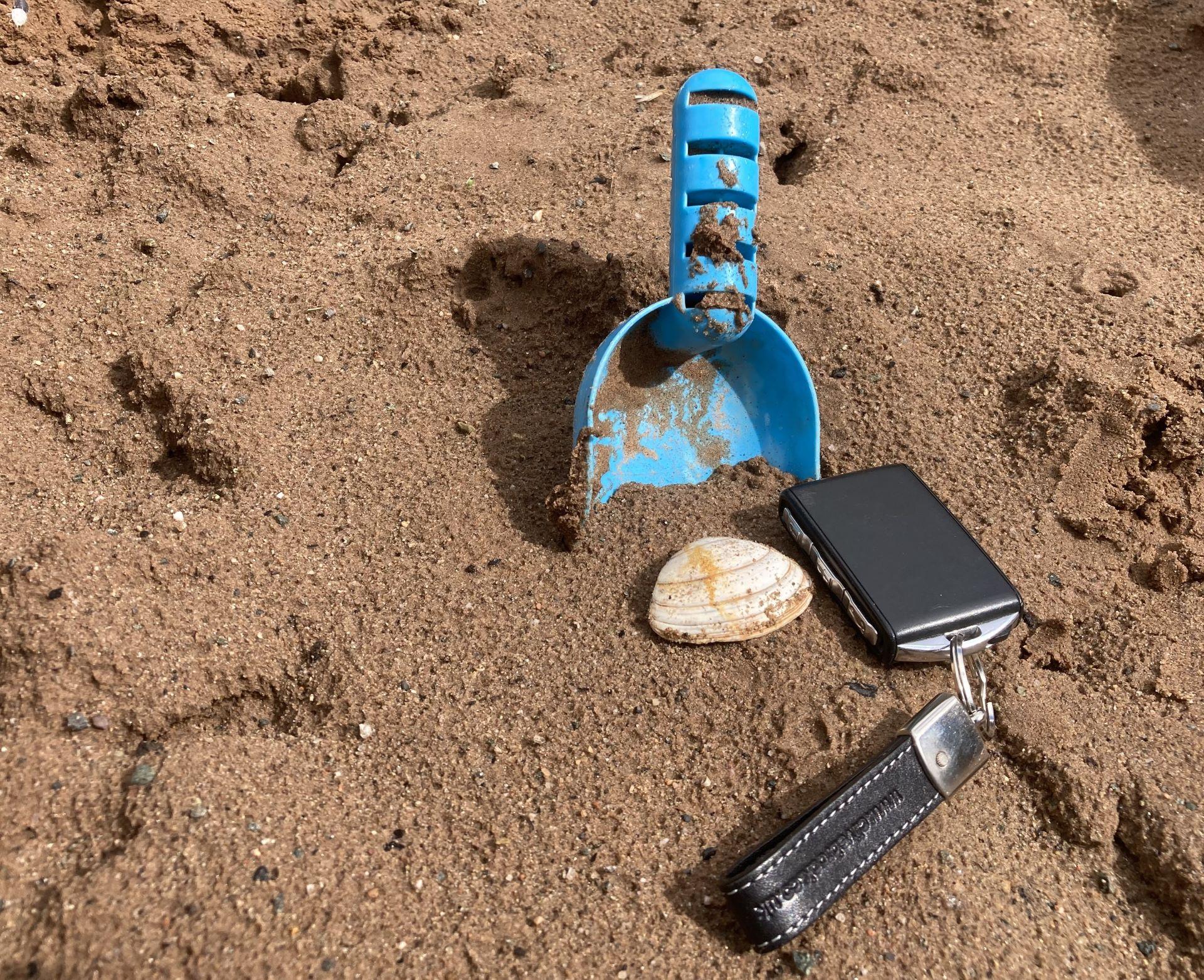 Five Ways to Keep Car Keys Safe on the Beach