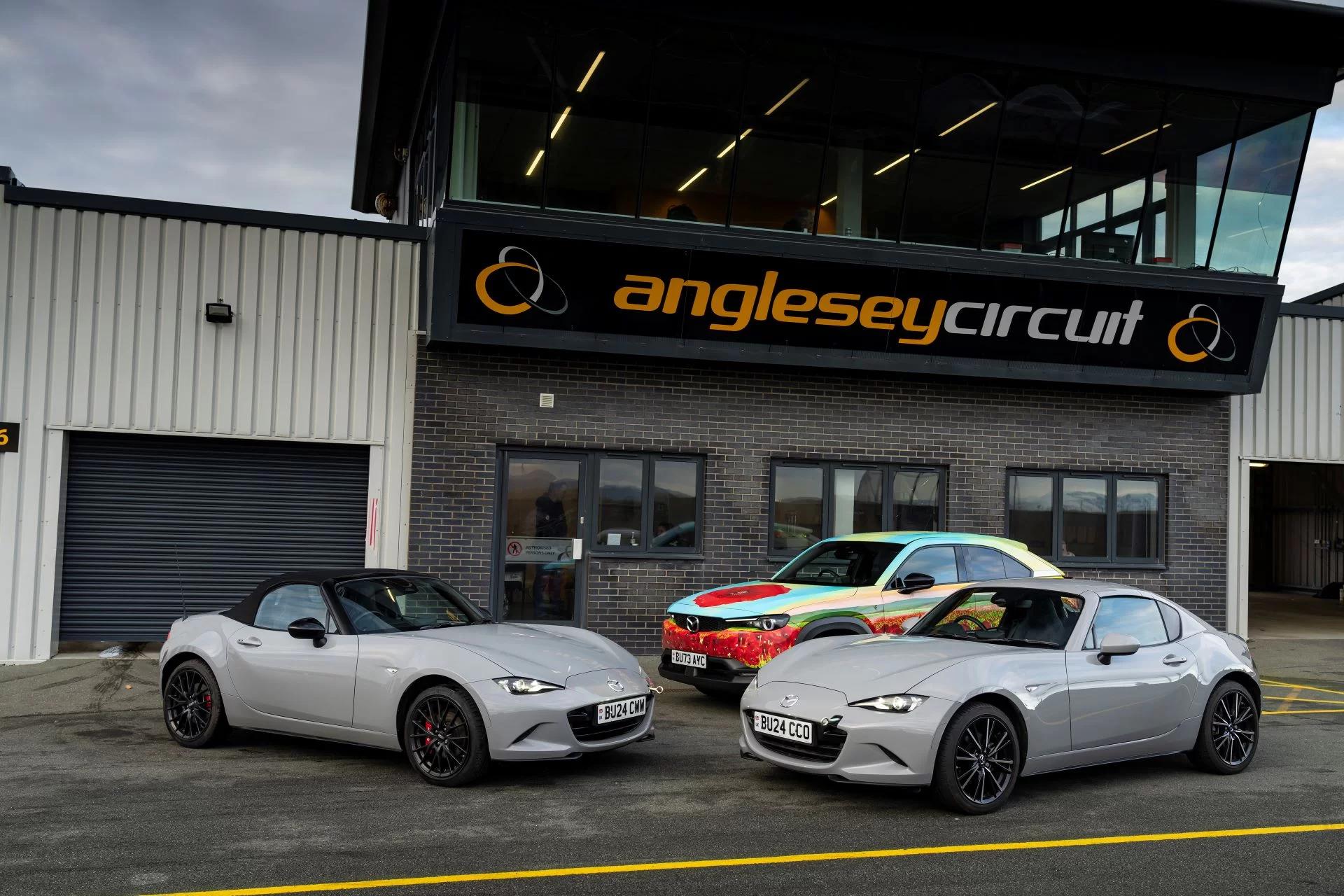 Mazda MX-5s Shine in UK’s First Unlit Night Track Event at Anglesey Circuit