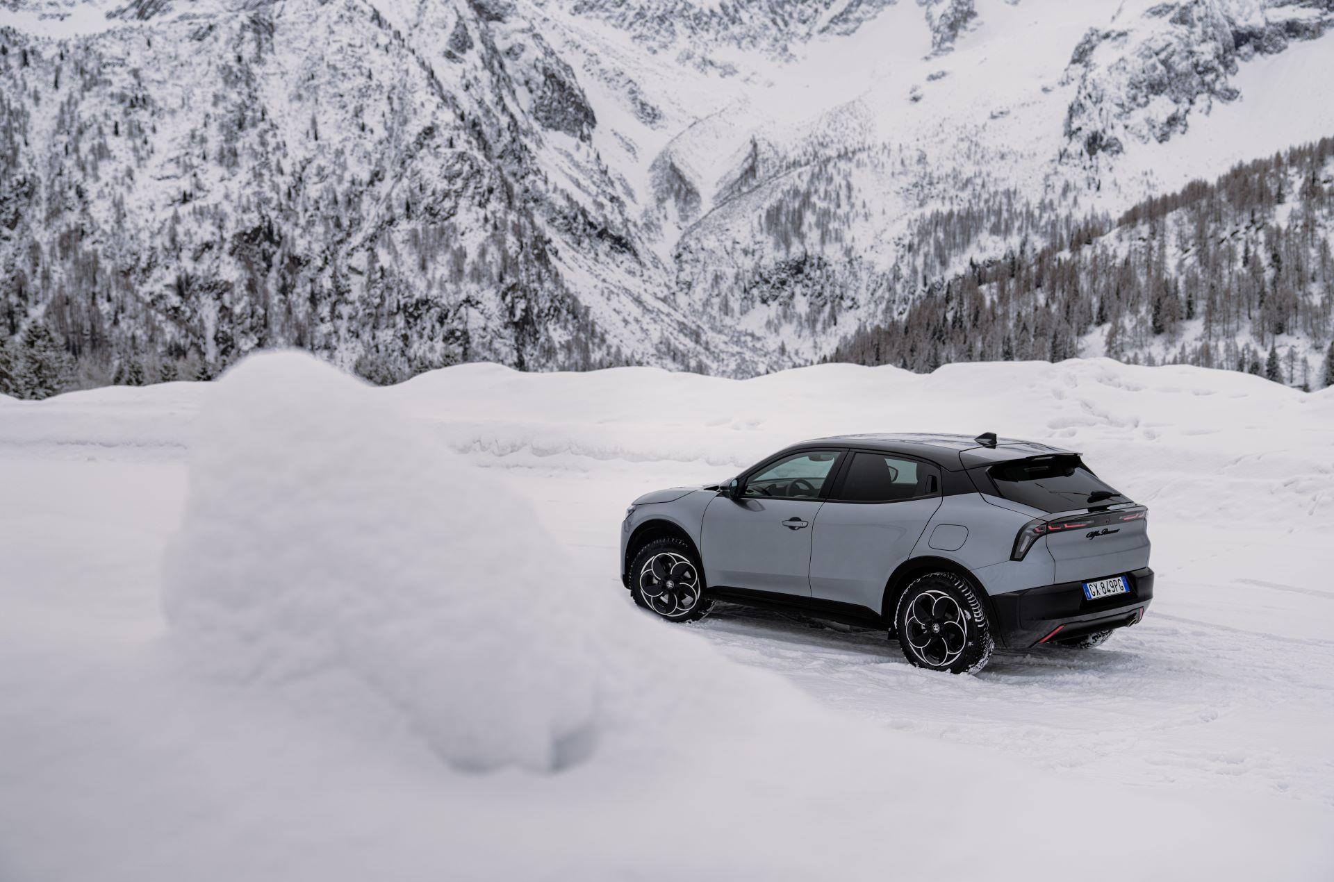 Alfa Romeo’s Junior Ibrida Q4: The Perfect Balance of Performance, Efficiency, and All-Wheel Drive Capability