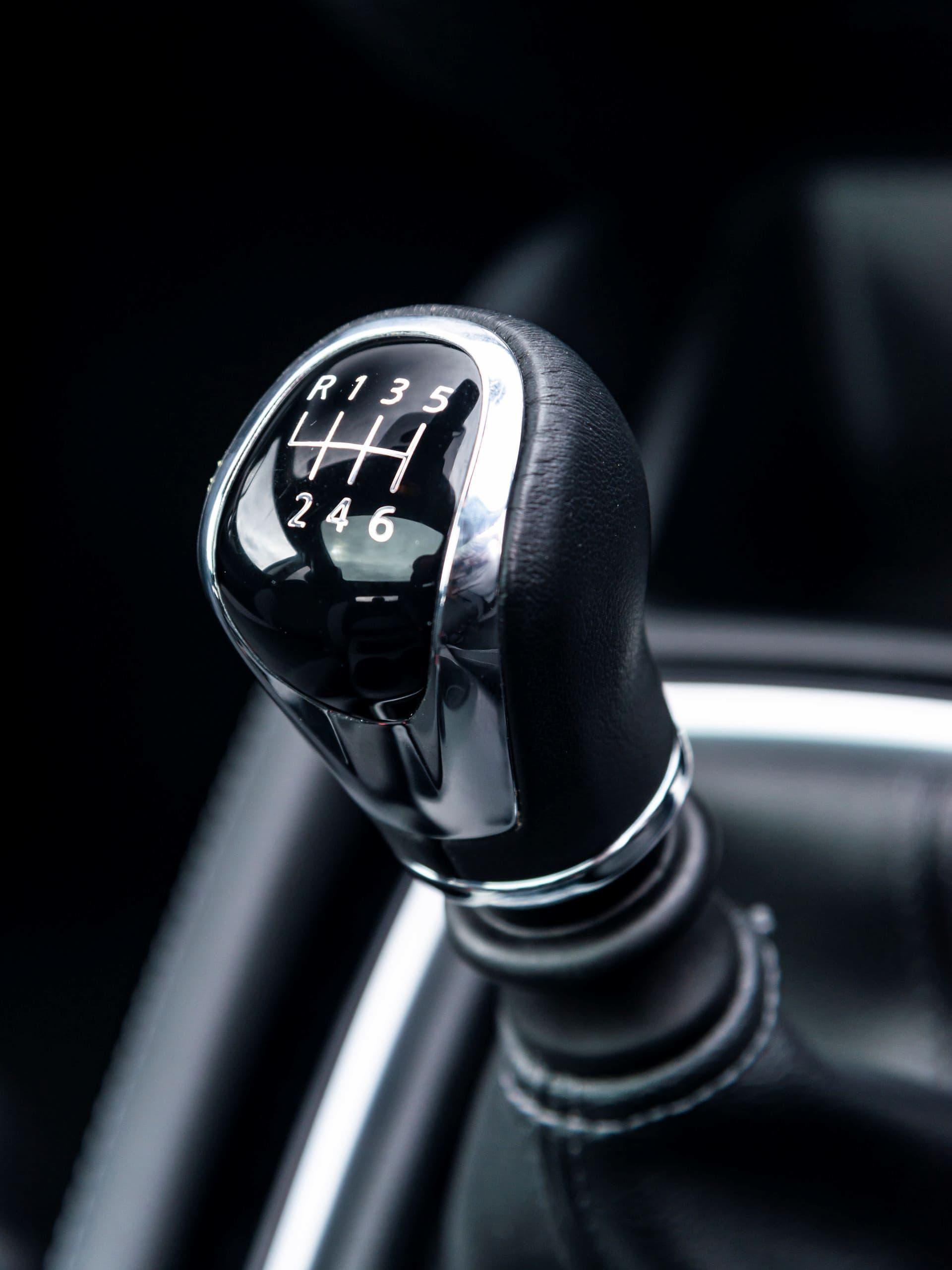 The Manual Gearbox Is in Decline: CarGurus Reveals Just 82 Manual Models Available in 2025