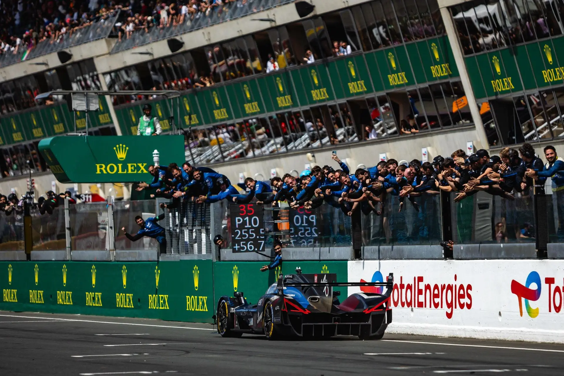 Alpine Holds Strong At Le Mans A Gritty Double Finish In Front Of A Record Crowd