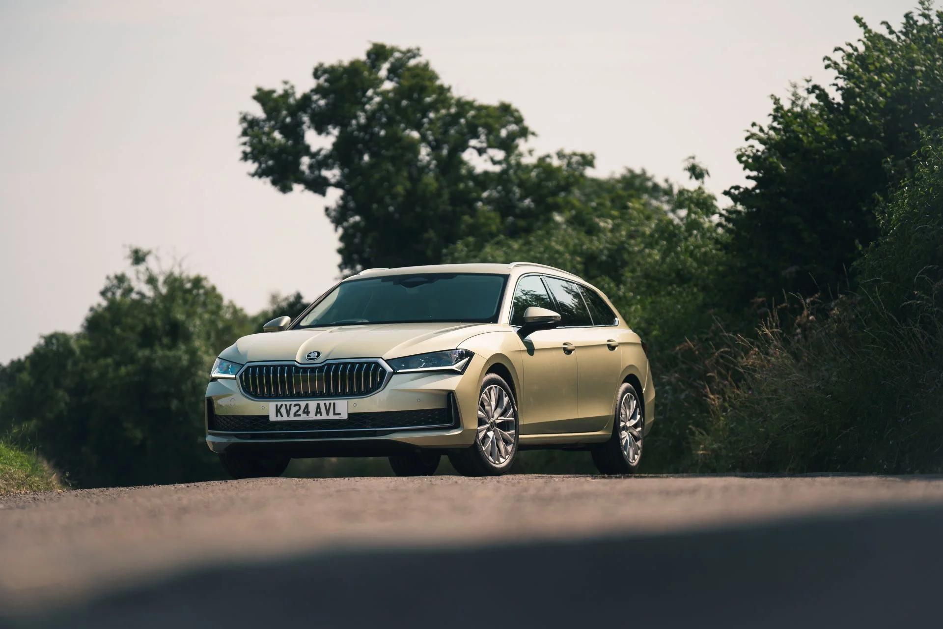 Škoda Superb Claims Coveted Five-Star Honour at Autocar Awards 2025