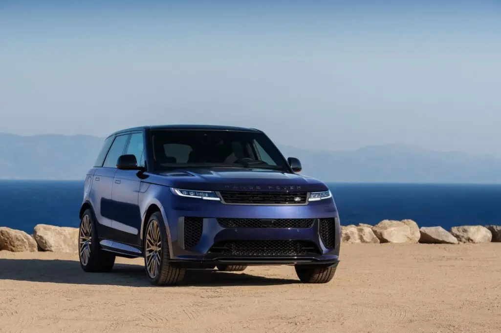 Range rover unveils mirror finish paint a new benchmark in bespoke craftsmanship