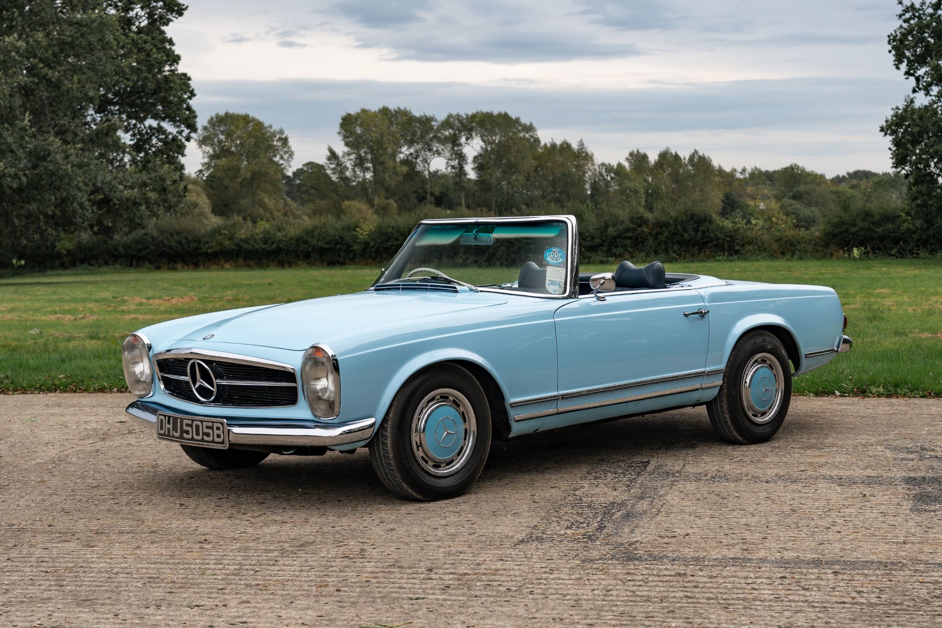 Former front cover star heads to auction