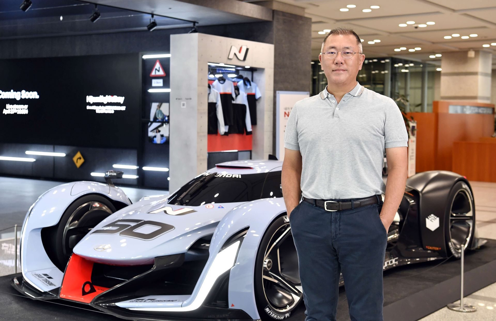 Hyundai motor group chair wins automotive news industry leader award