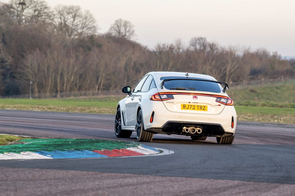 Honda civic type r wins uk car of the year performance car category
