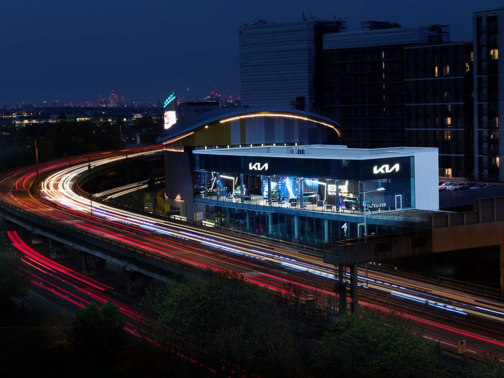 Gwr kia debuts spectacular ev9 display along m4 corridor
