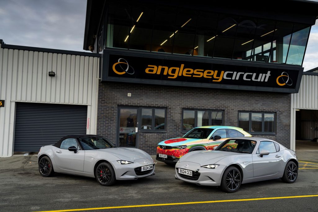 Mazda Mx 5s Shine In Uks First Unlit Night Track Event At Anglesey Circuit