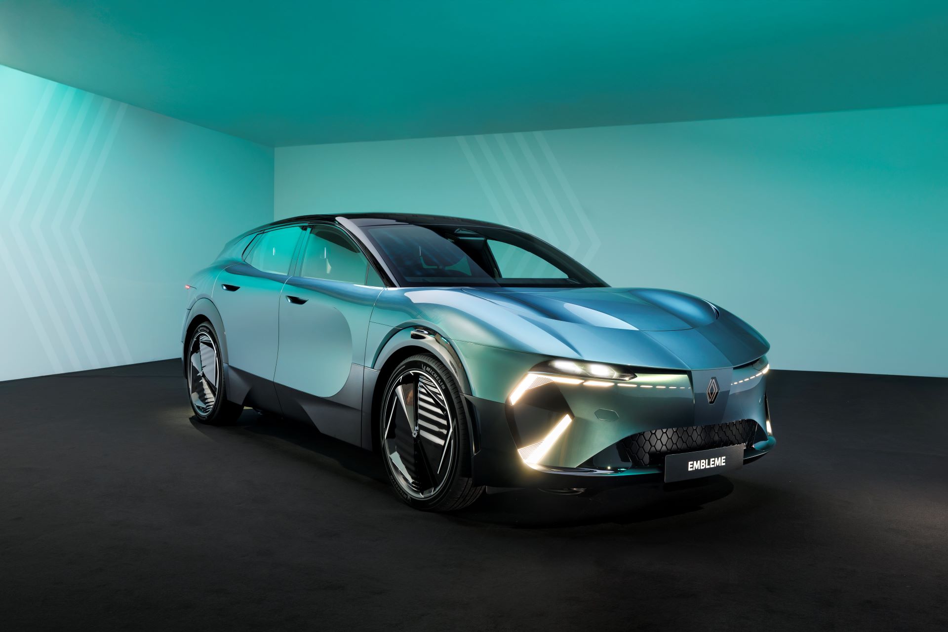 Renault Embleme Pioneering A New Era Of Low Carbon Family Mobility