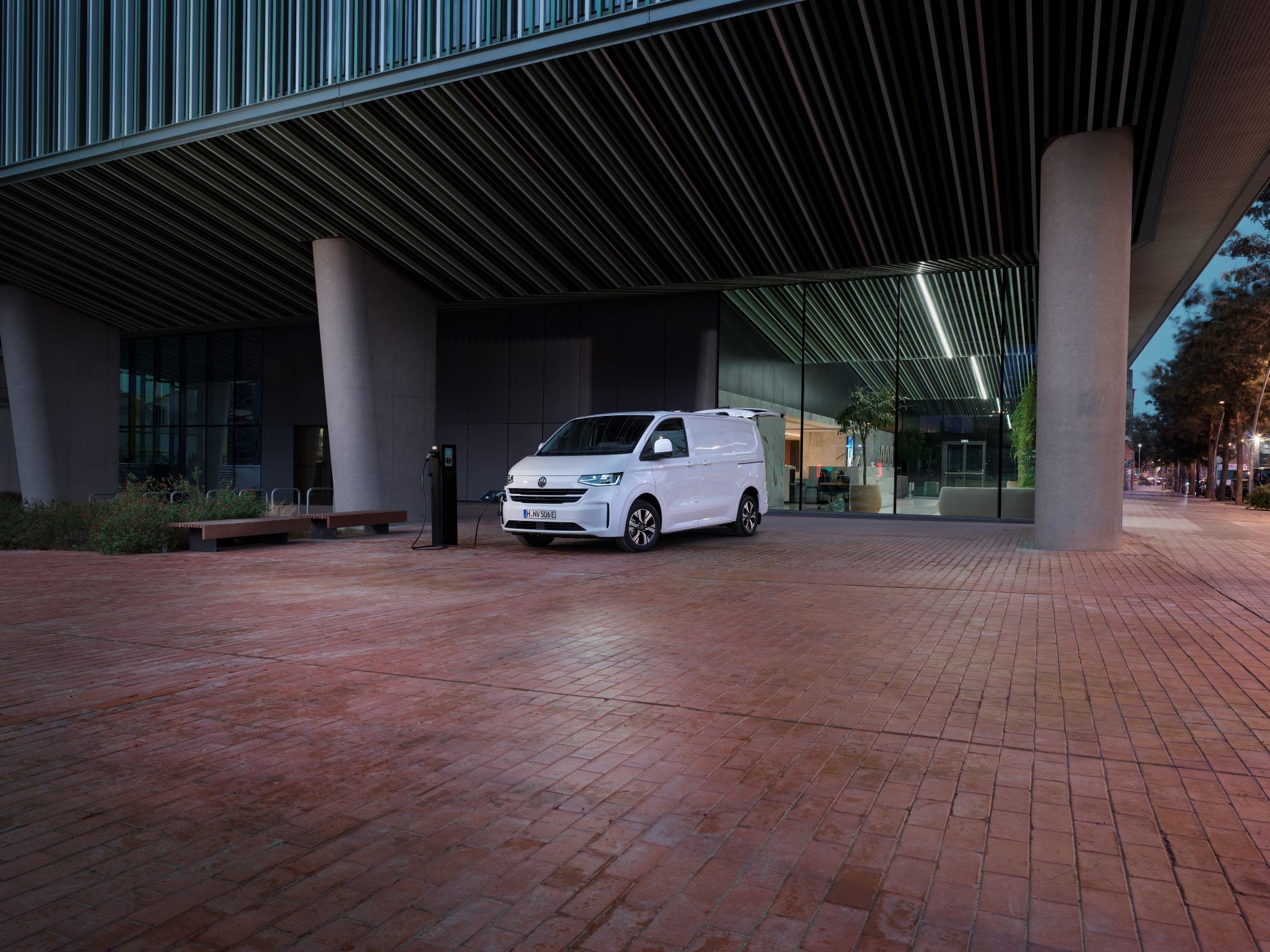 Powering Forward Volkswagen Expands Bev Transporter Line Up With New Shuttle And Kombi Variants