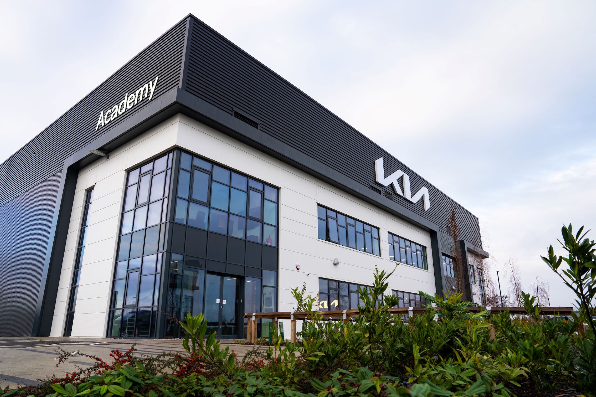 Kia UK Celebrates First Apprentice Graduation at Derby Academy