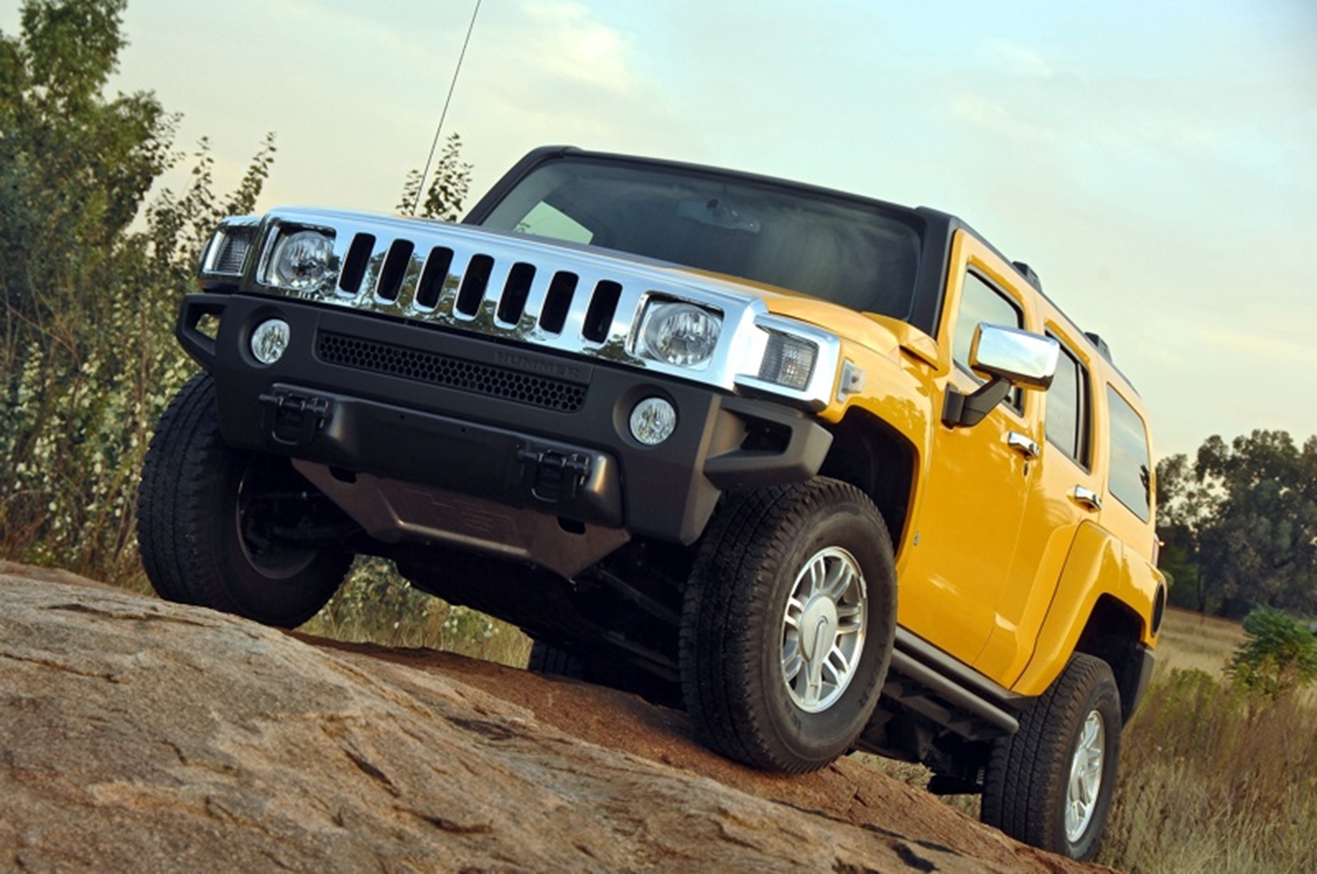 HUMMER H3 – ICONIC HUMMER STYLING IN A MID-SIZE PACKAGE