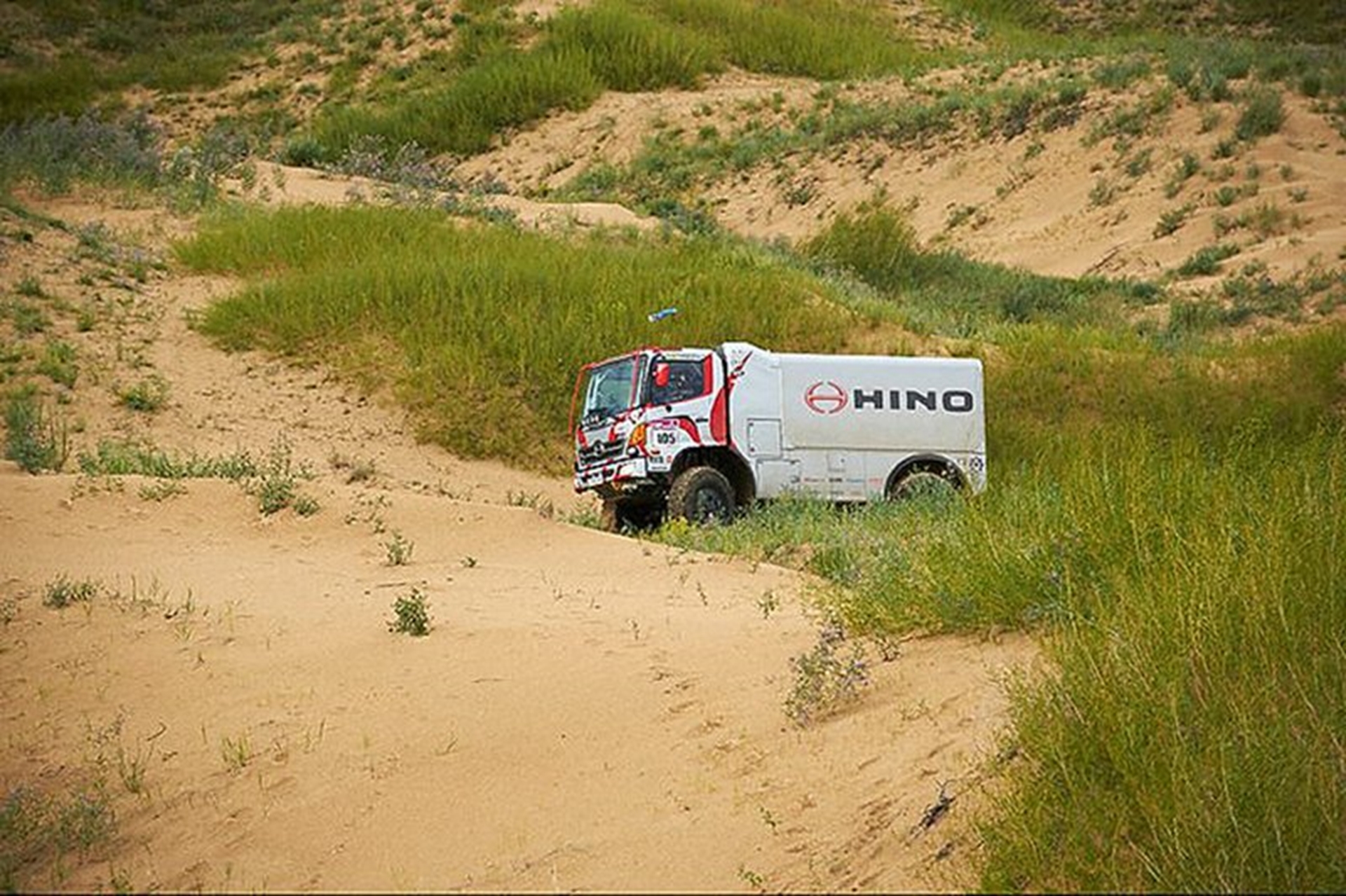 NEW HINO RACE TRUCK EXHIBITS EXCELLENT POTENTIAL IN RALLY MONGOLIA 2011