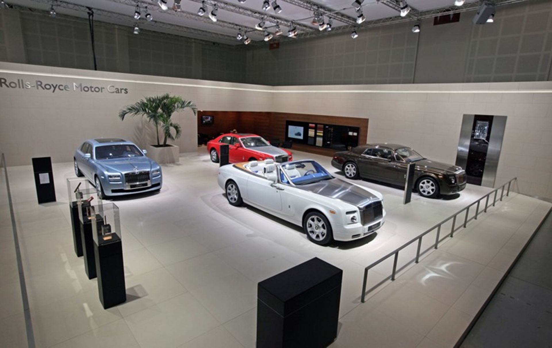 ROLLS-ROYCE TAKES CENTRE STAGE AT THE DUBAI INTERNATIONAL MOTOR SHOW