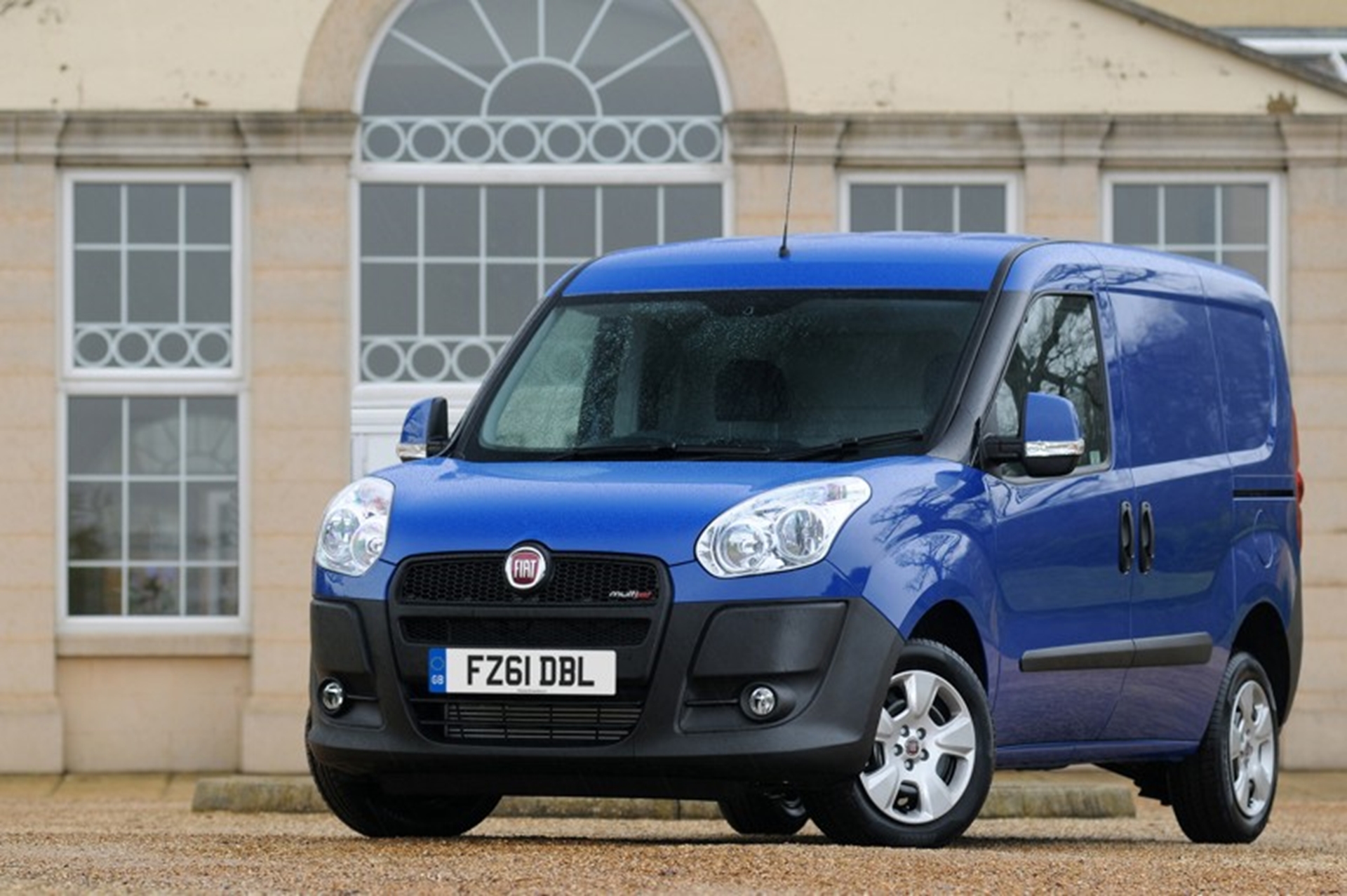 FIAT DOBLÒ CARGO NAMED WHAT VAN? LIGHT VAN OF THE YEAR FOR A SECOND TIME