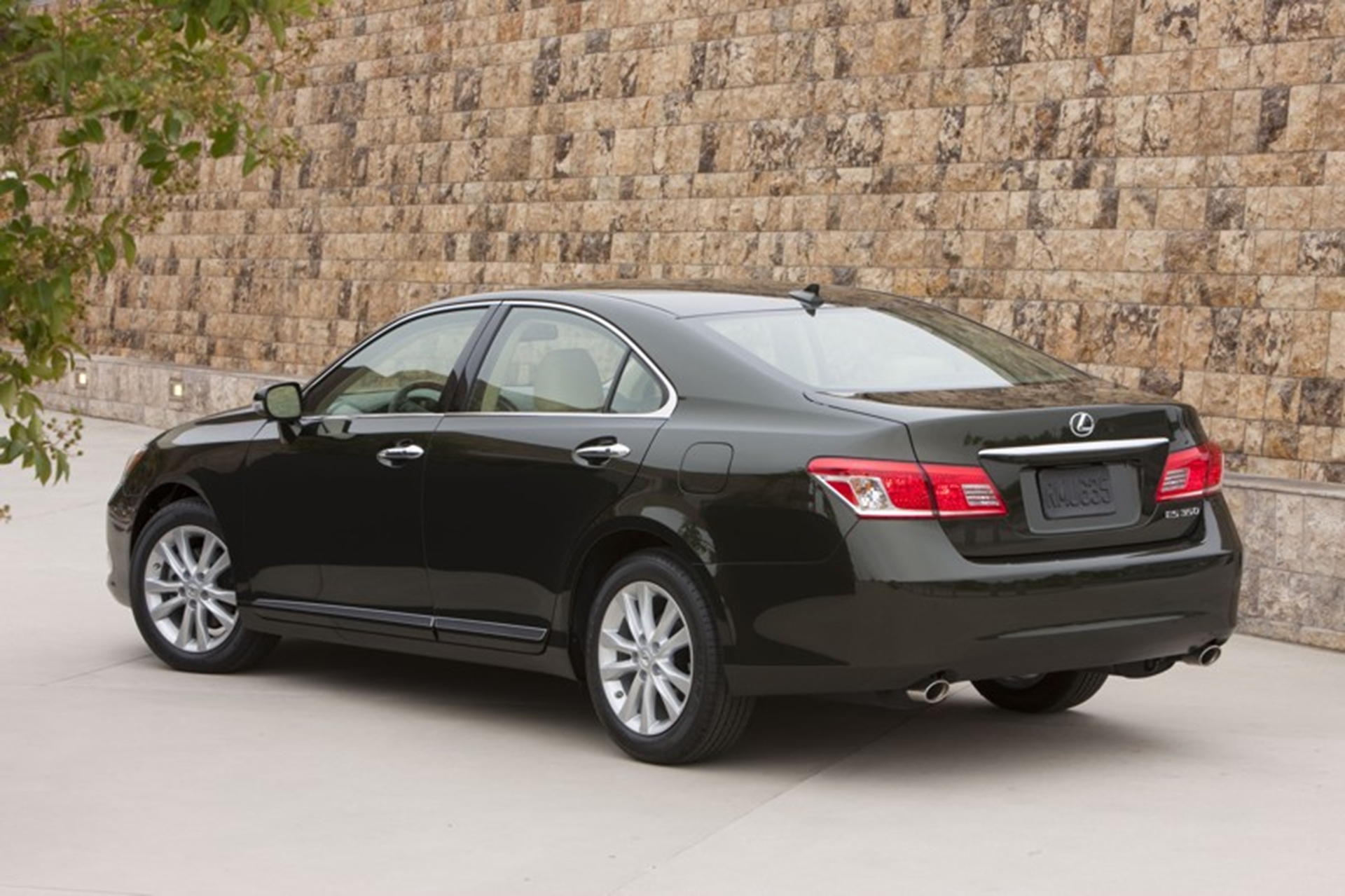 Lexus ES 350 Cruises in Luxury and with Style Using Regular Fuel