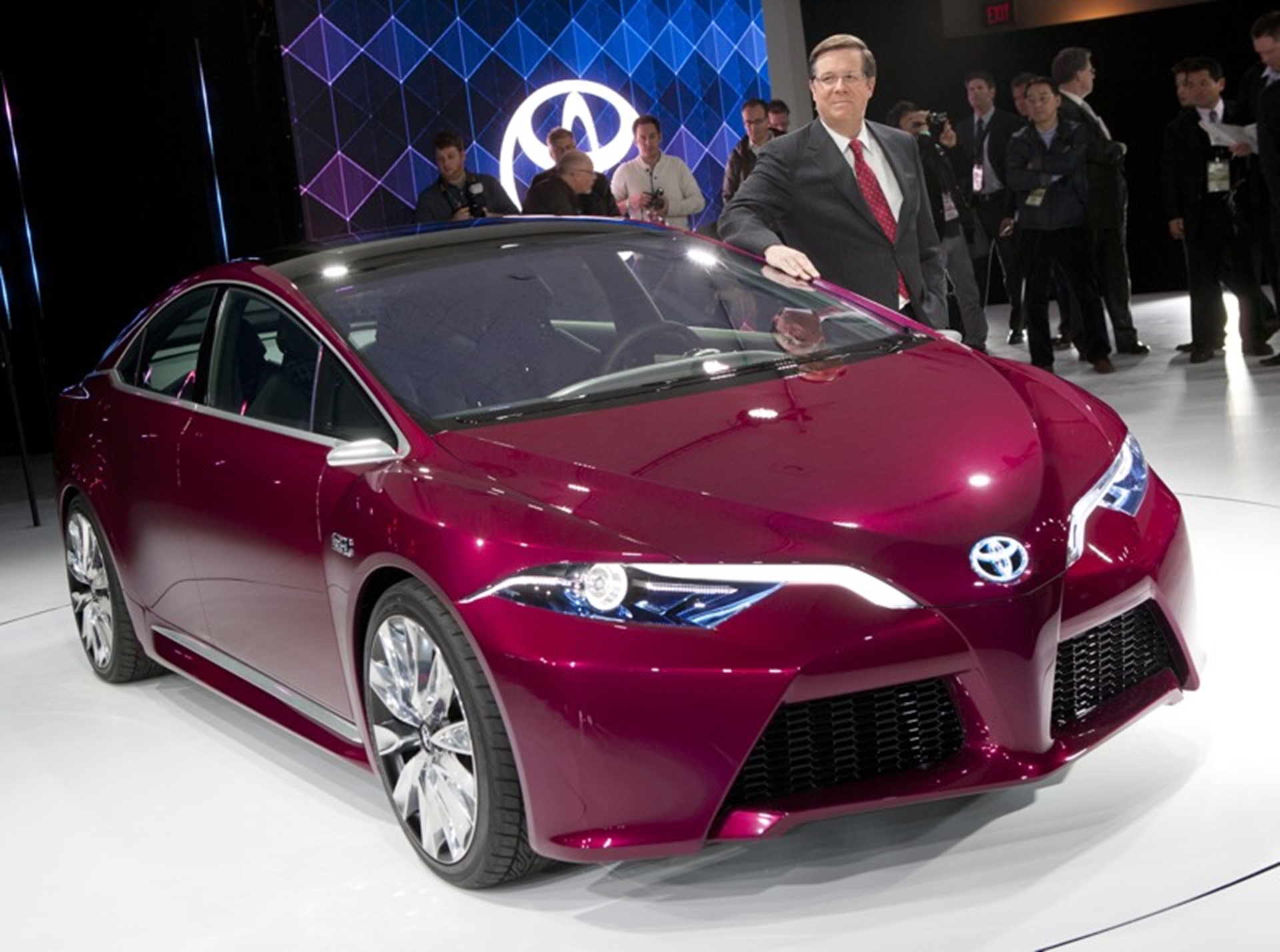 Detroit Motor Show: Toyota NS4 Plug-In Hybrid