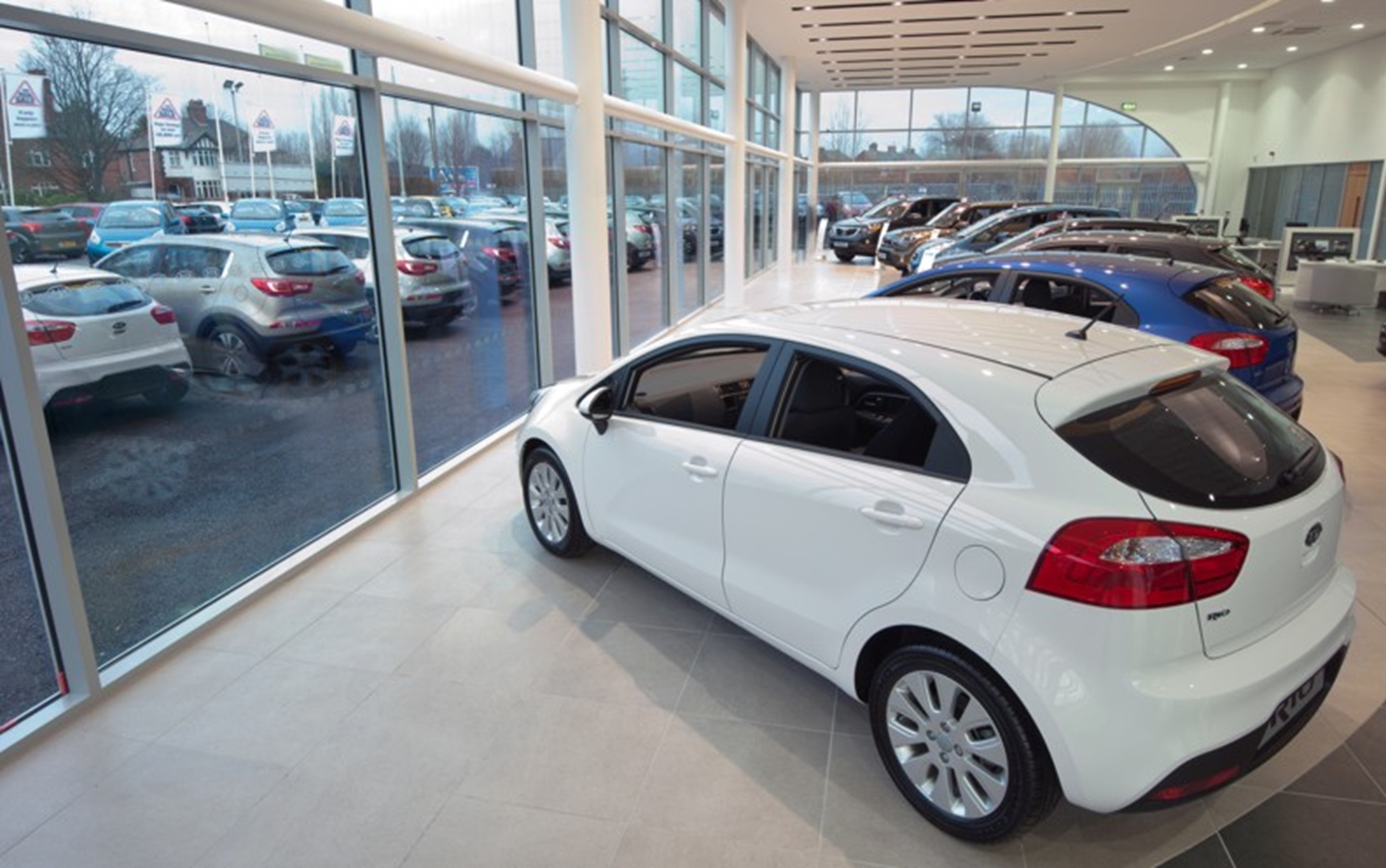 FIRST UK RED CUBE KIA SHOWROOM OPENS AT ARNOLD CLARK NORTHWICH