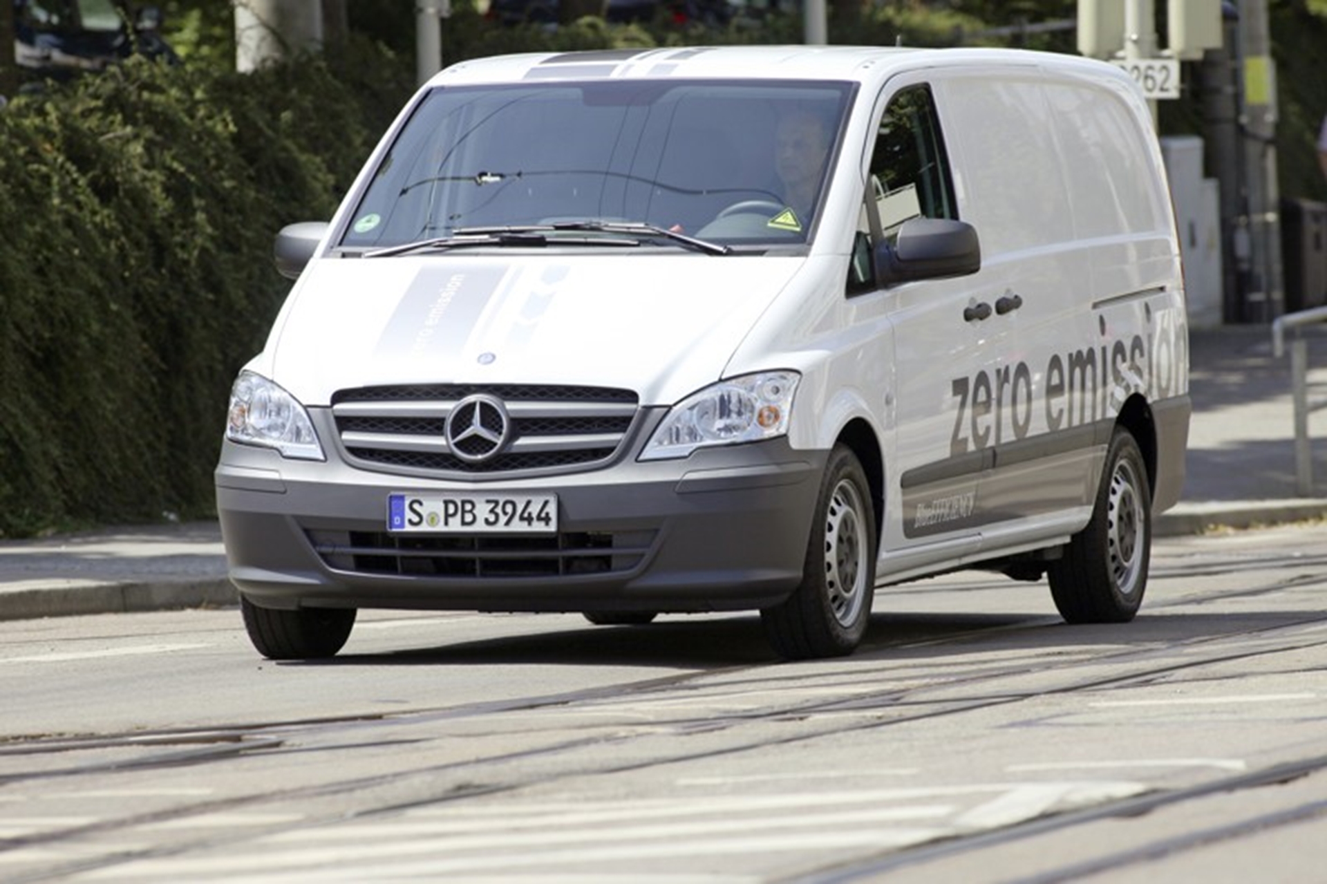 Quiet and emissions-free driving in the city: Vito E-Cell vans cover 650,000 km in customer use