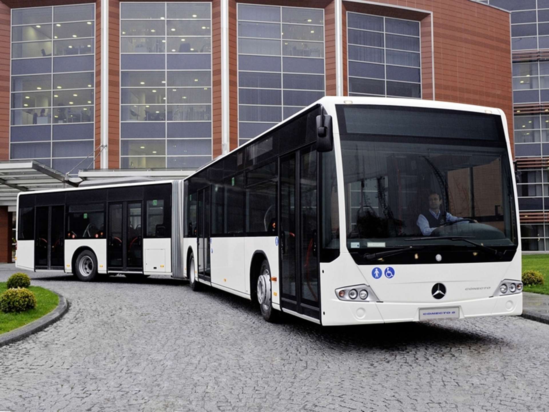 Public transport in Istanbul shifts into a higher gear with a major order for 221 Mercedes-Benz city buses