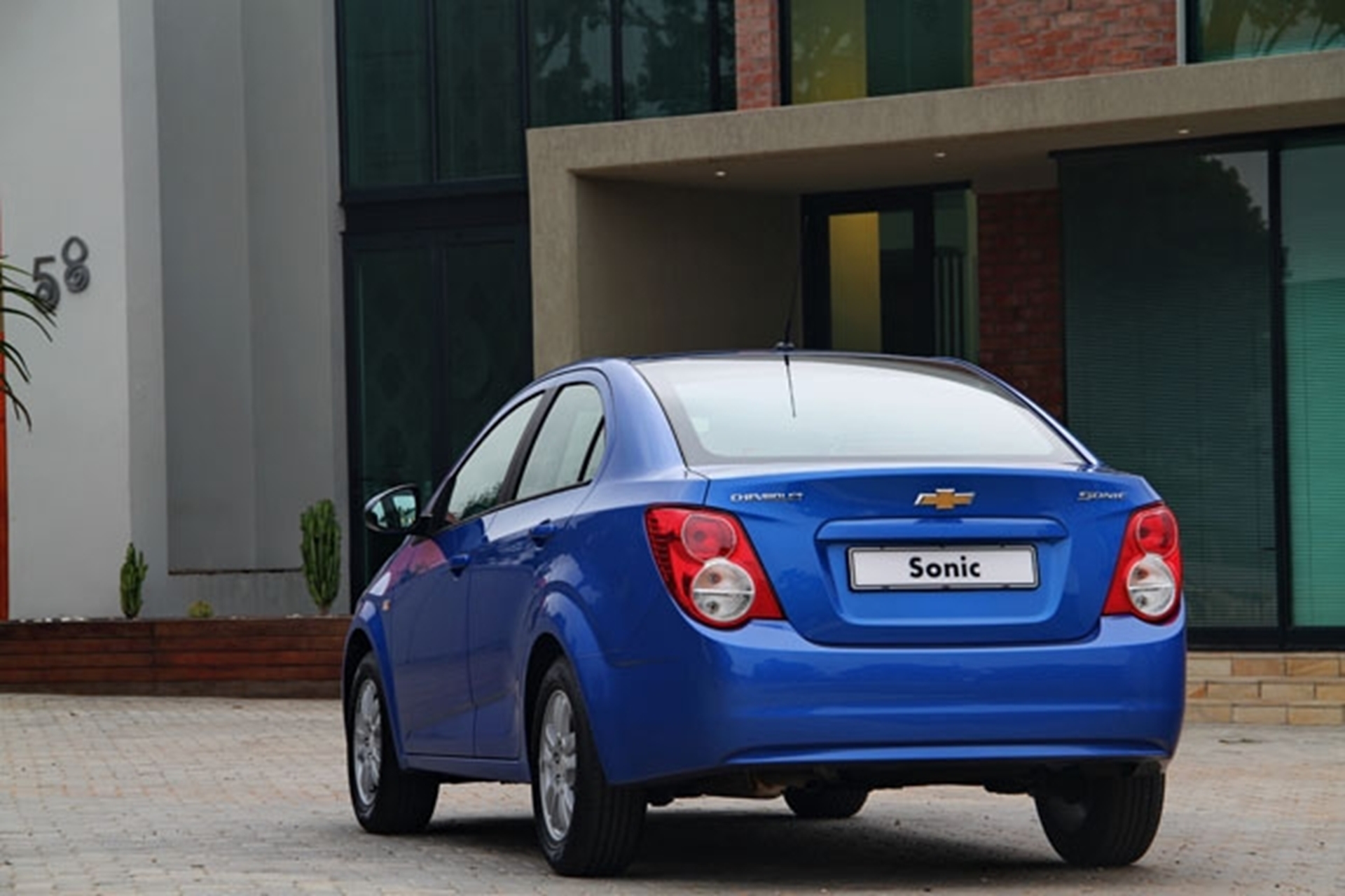 Chevrolet Introduces 6-Speed Auto Transmission to Small Car Class in Sonic Sedan