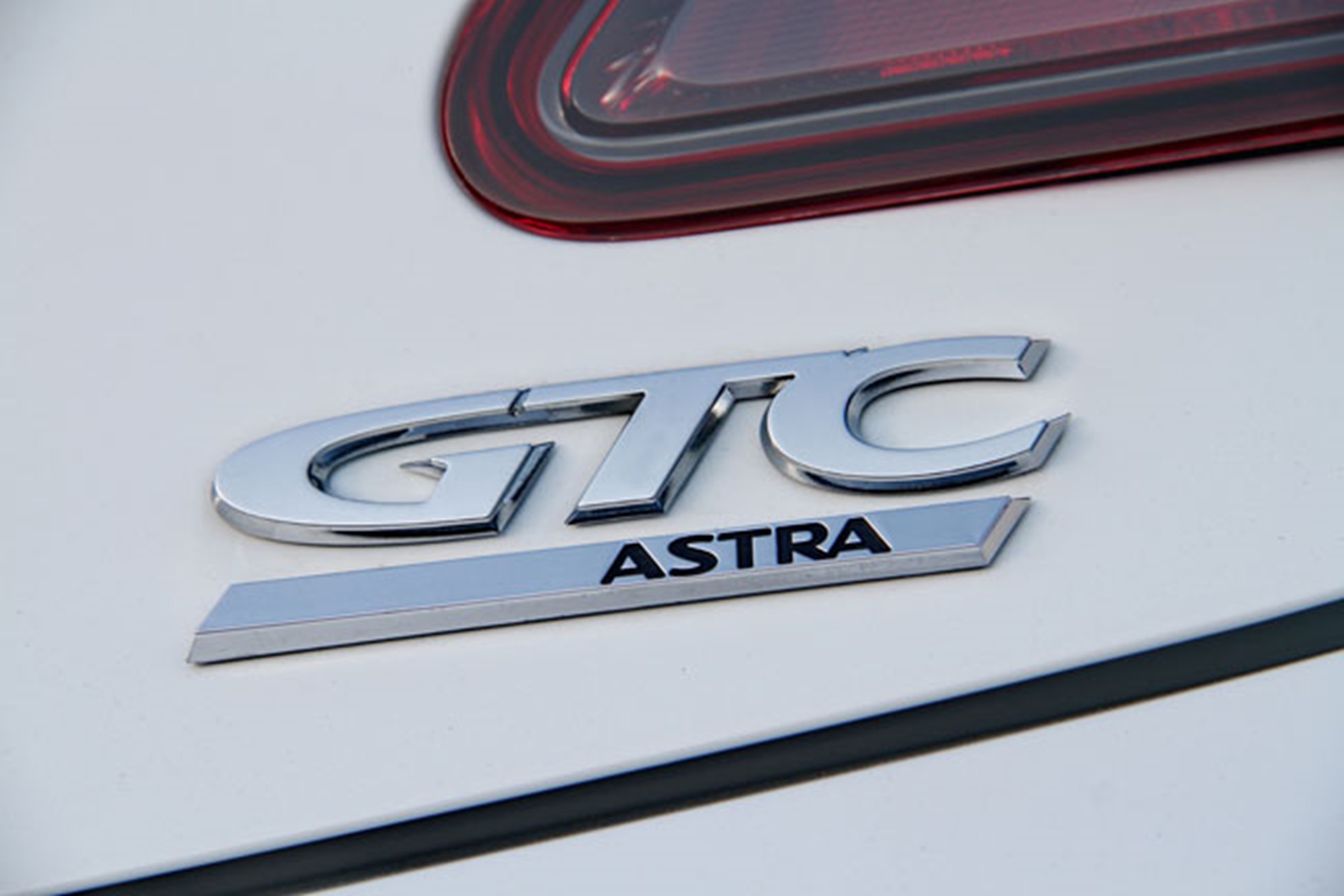 Opel Astra 2012 Logo