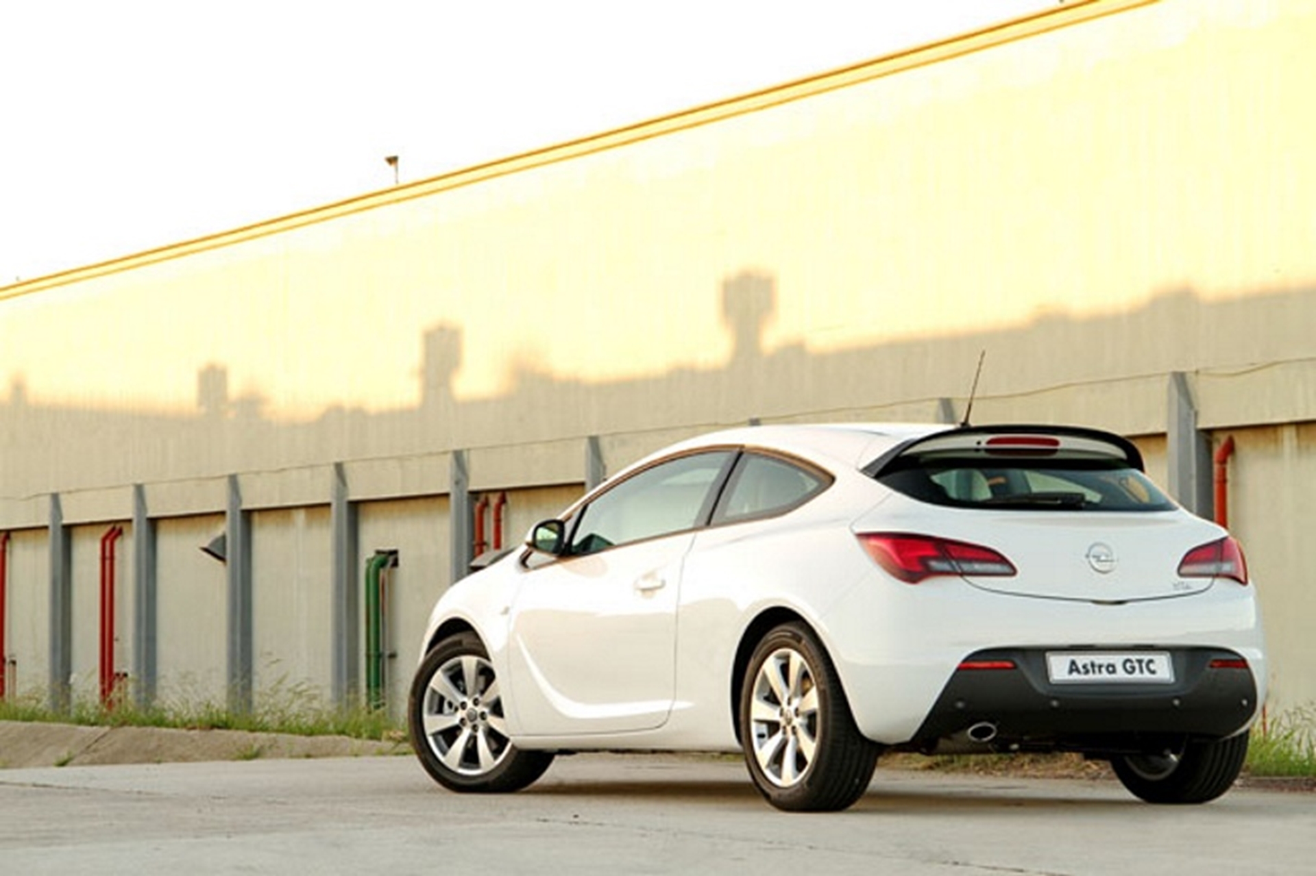 Sharp Looks for Astra GTC Take Opel Design Language To The Next Level