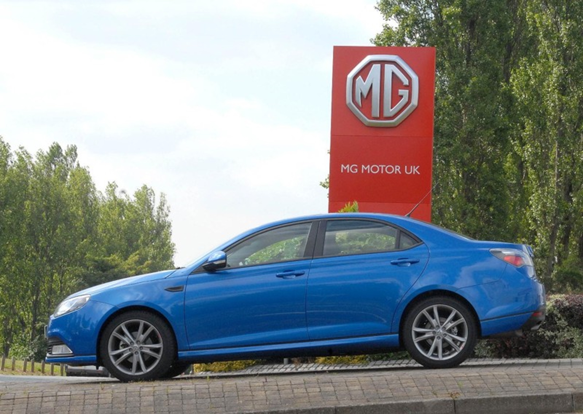 NEW MG DEALERS CHALK UP SALES ON OPENING DAY