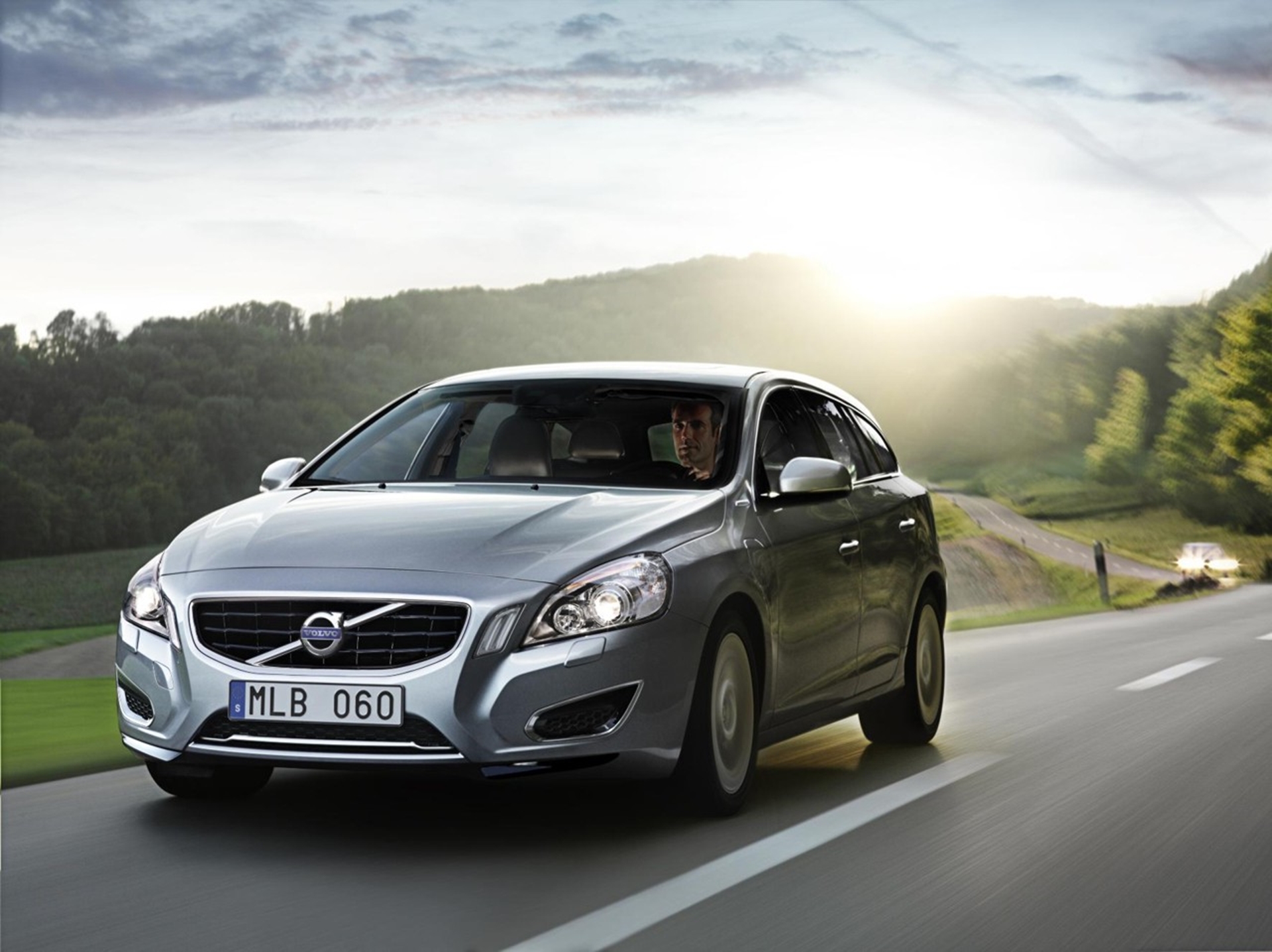 VOLVO PRESENTS THE ALL-NEW V40 AND THE WORLD’S FIRST PLUG-IN DIESEL HYBRID V60 FOR THE FIRST TIME IN THE UK