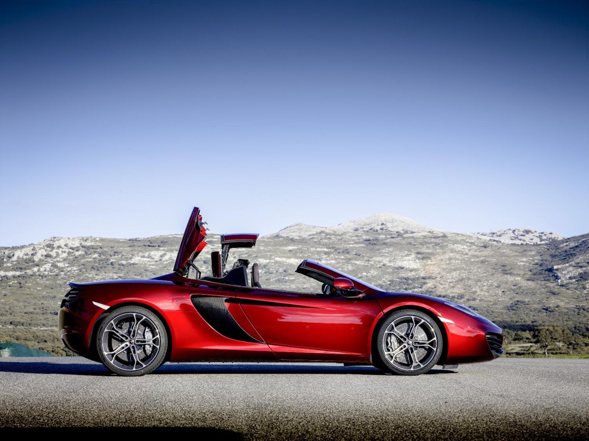 McLAREN FORMULA 1 DNA MEETS THE THRILL OF OPEN TOP DRIVING IN THE NEW 12C SPIDER