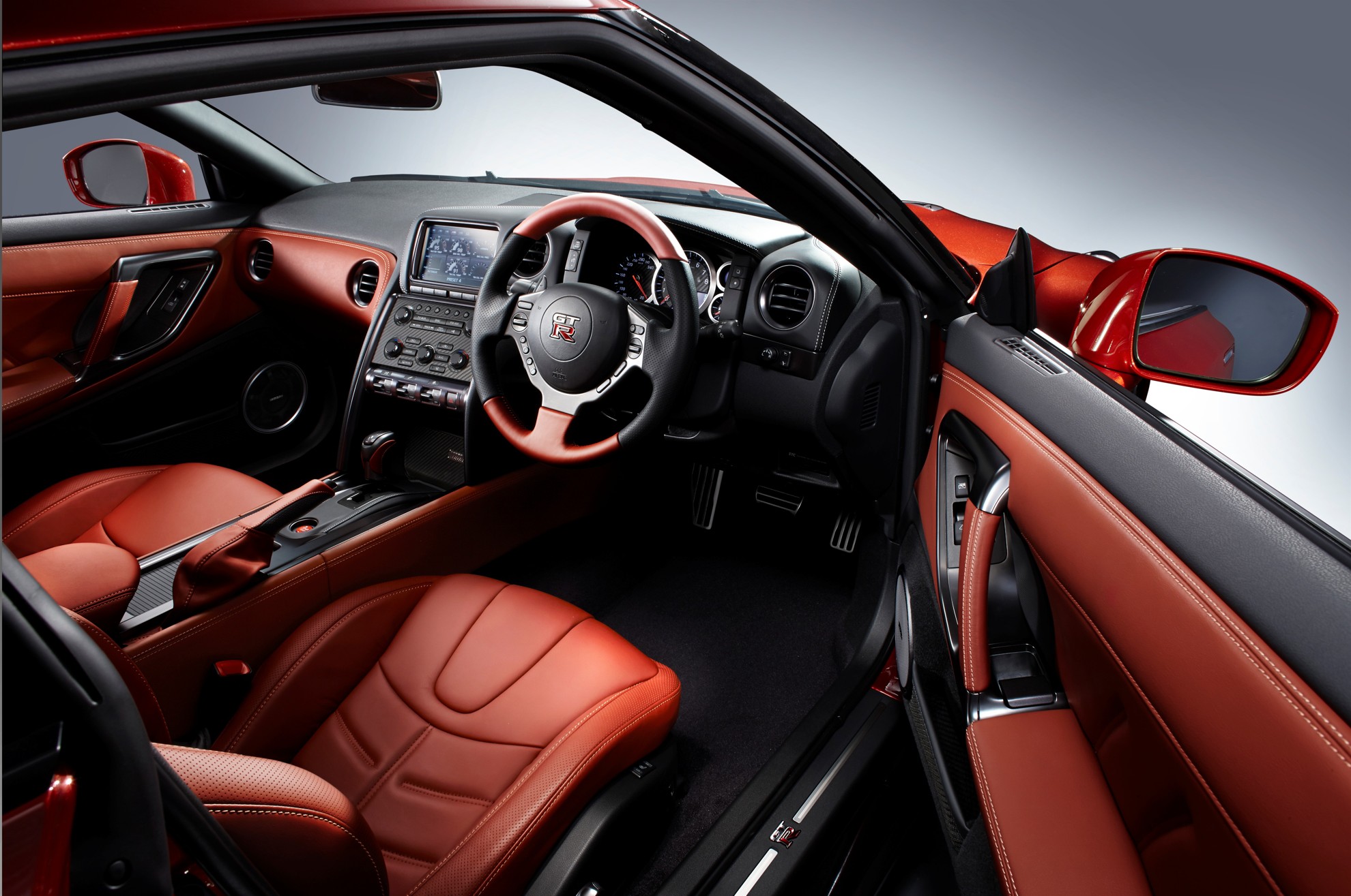 Nissan-GT-R-2014-Interior