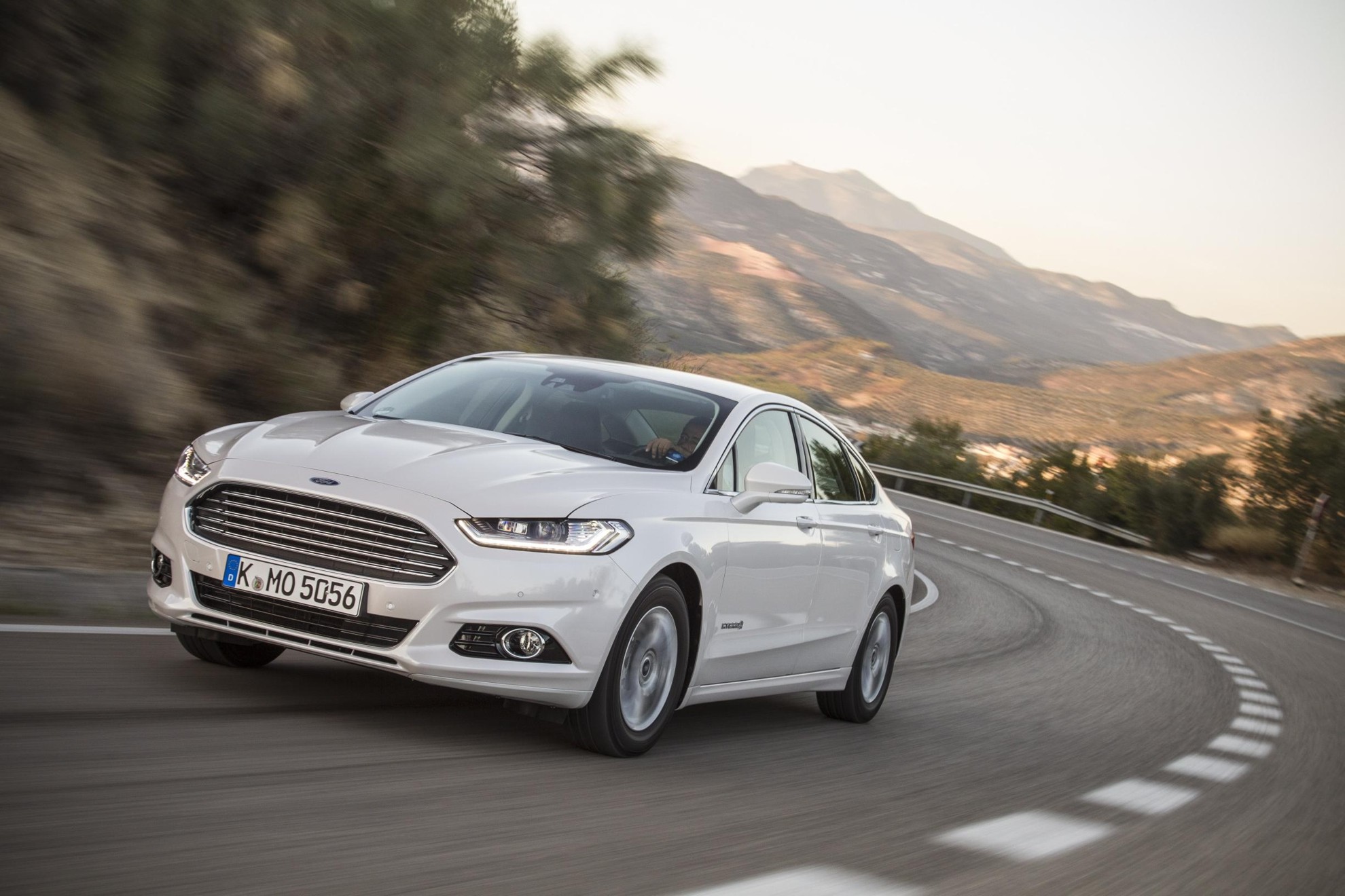 ALL-NEW FORD MONDEO HYBRID IS NEXT GREEN CAR’S LARGE FAMILY CAR WINNER