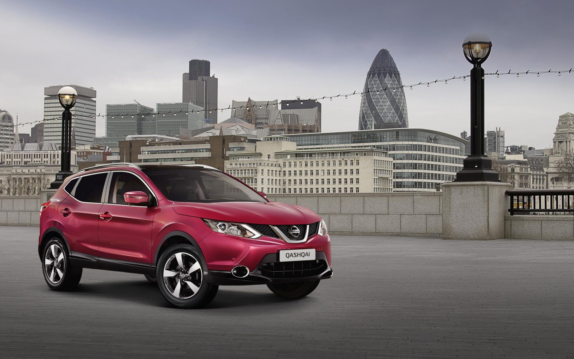 MORE SILVERWARE FOR QASHQAI AS RECOMBU.COM NAMES BEST-SELLING NISSAN CROSSOVER AS 2014 FAMILY CAR OF THE YEAR