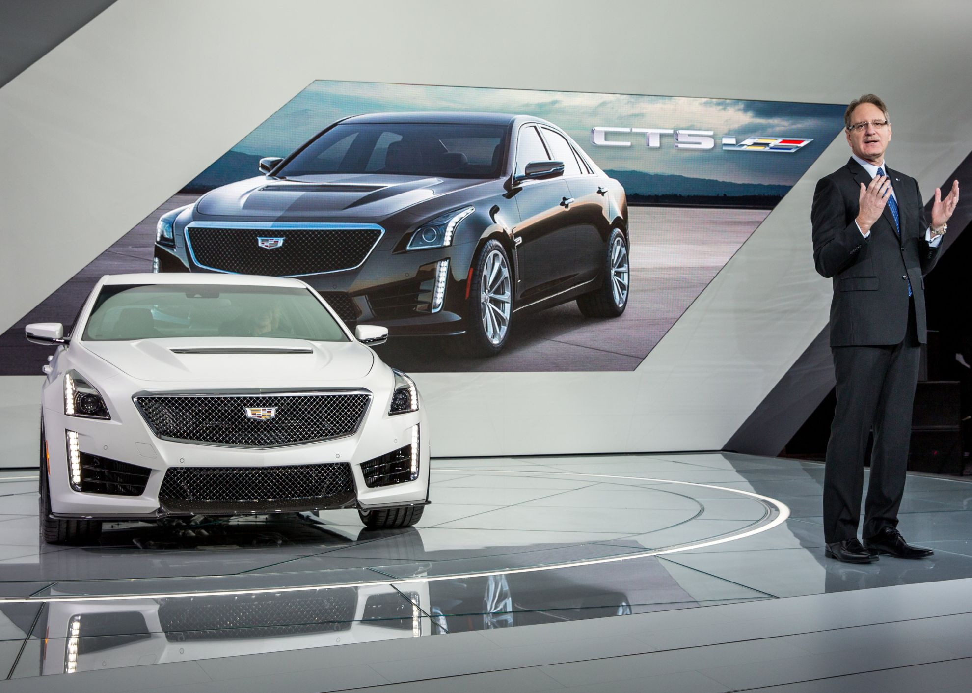 Cadillac unveils 2016 CTS-V on eve of New York Motor Show