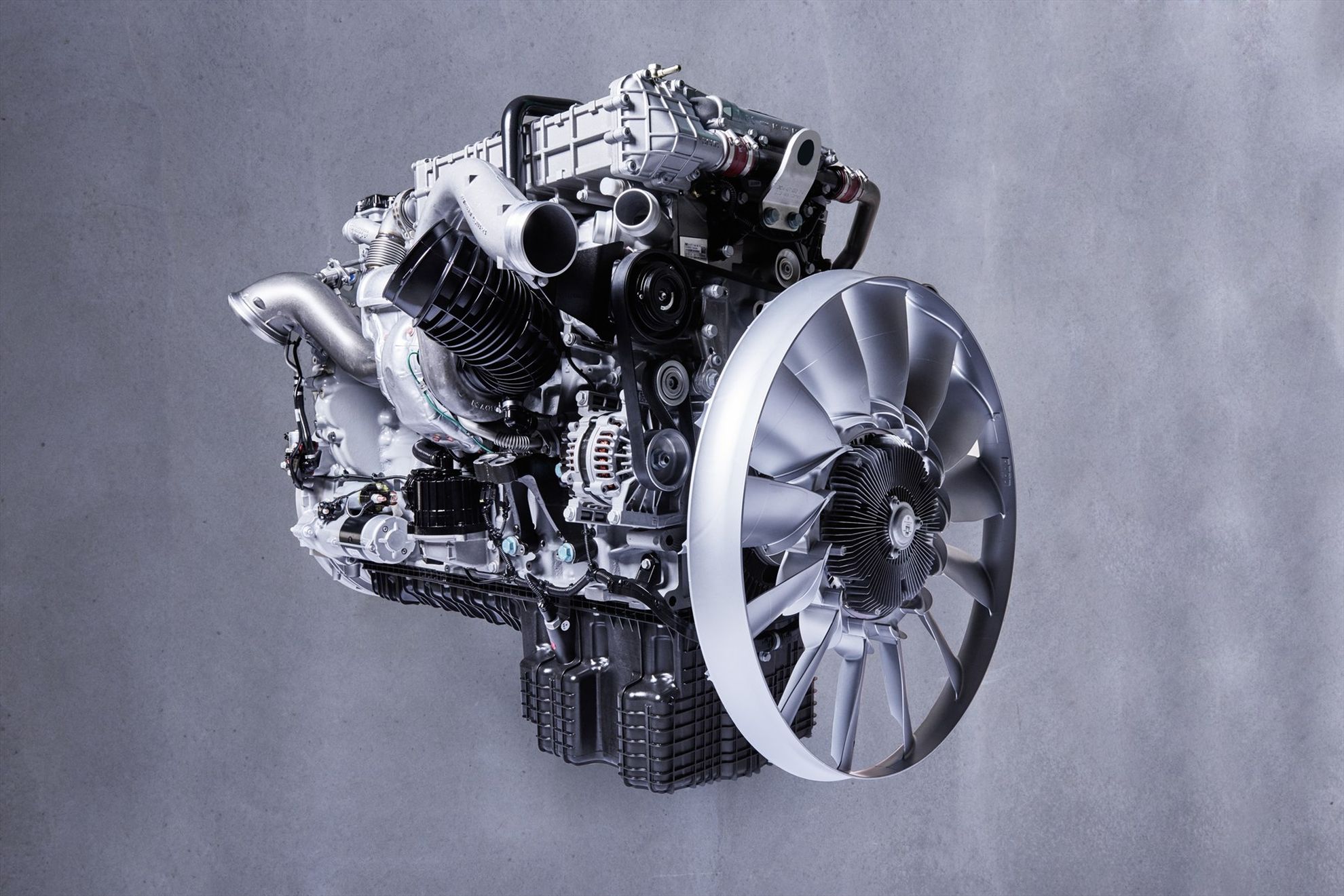The latest generation Mercedes-Benz OM 471 engine: lower fuel consumption and CO2 emissions, more output and torque