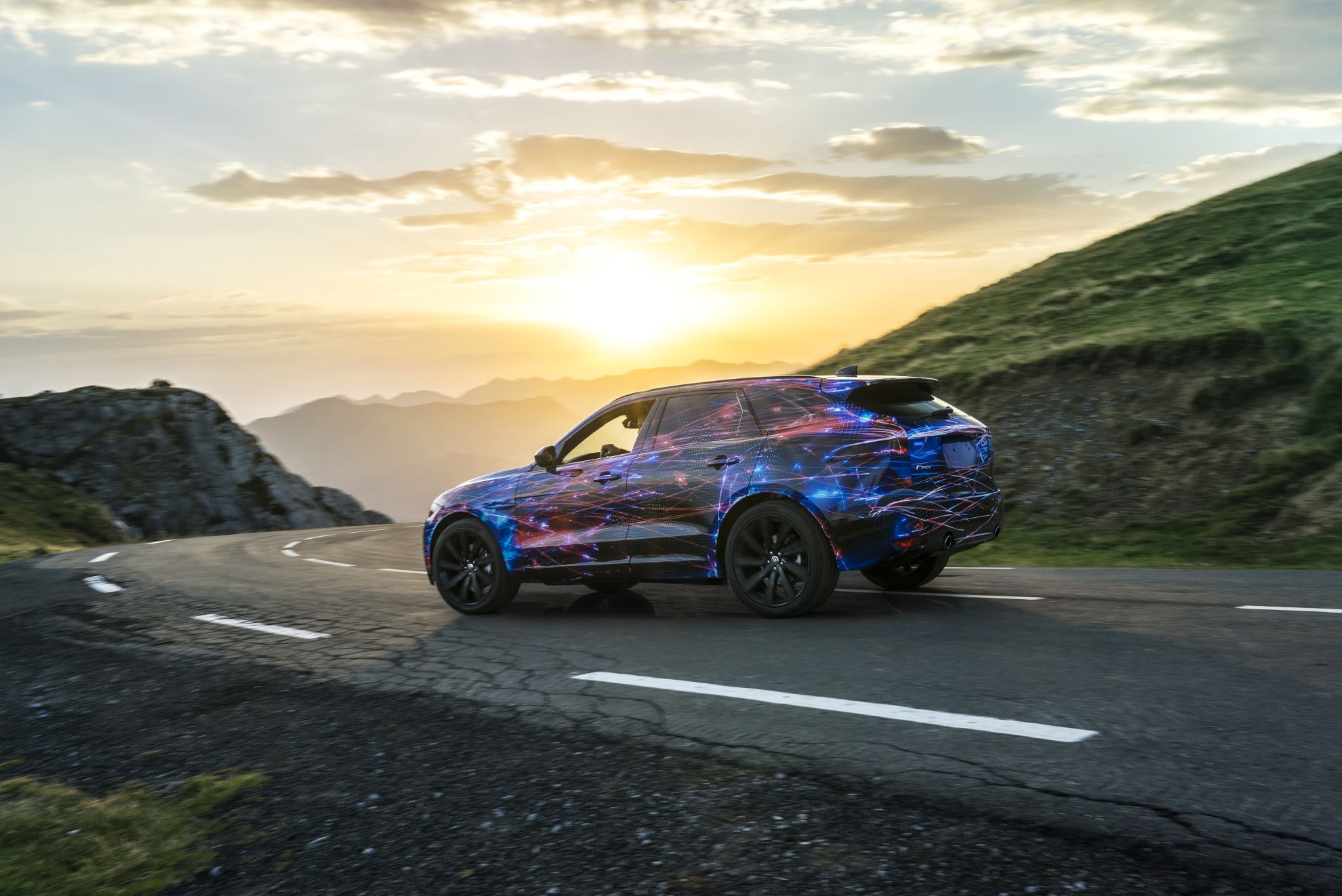 JAGUAR F-PACE SETS THE STANDARD FOR RIDE AND HANDLING