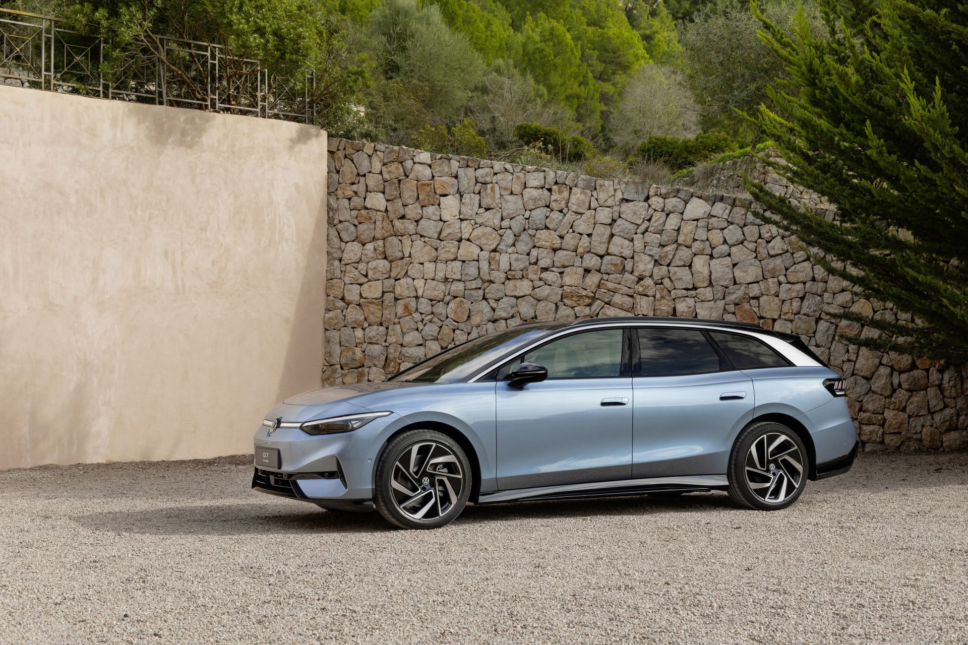 Volkswagen Launches Its First All-Electric Estate, the ID.7 Tourer, in the UK