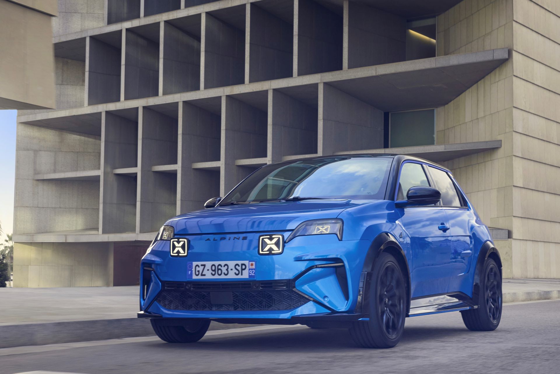 Alpine A290 Makes Bold UK Road Debut at F1 75 Live Event