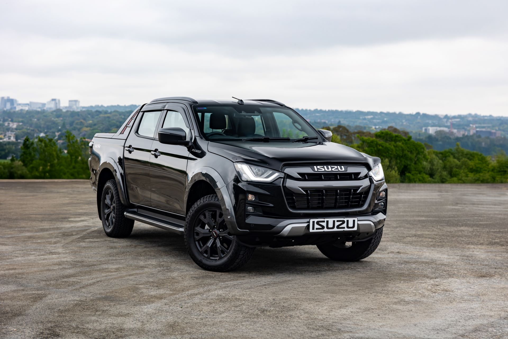 ISUZU Adds Striking Onyx Black to Range-Topping D-MAX Line-Up